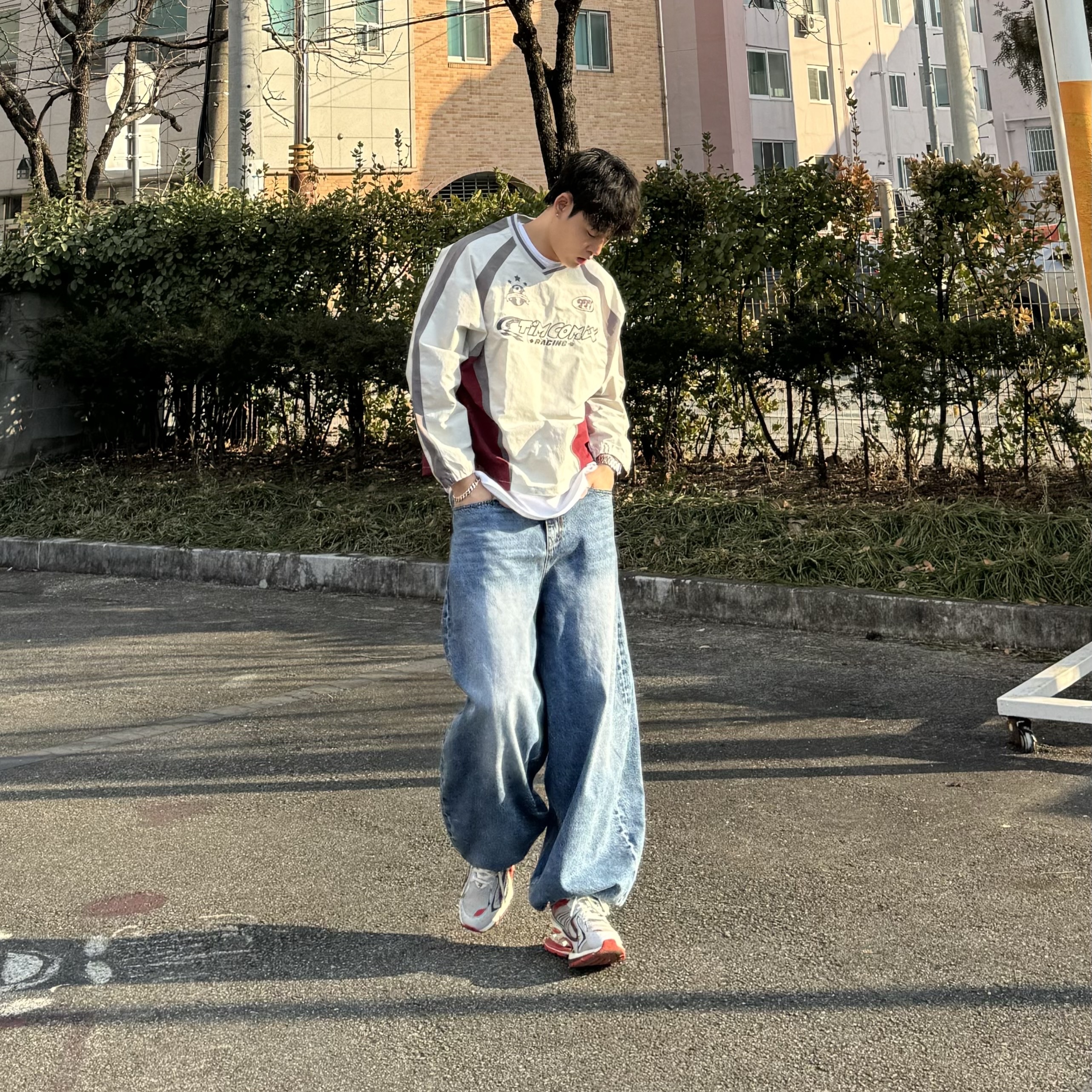 발렌시아가 엑스팬더 스니커즈 레드 실버 착용 스타일 - 1