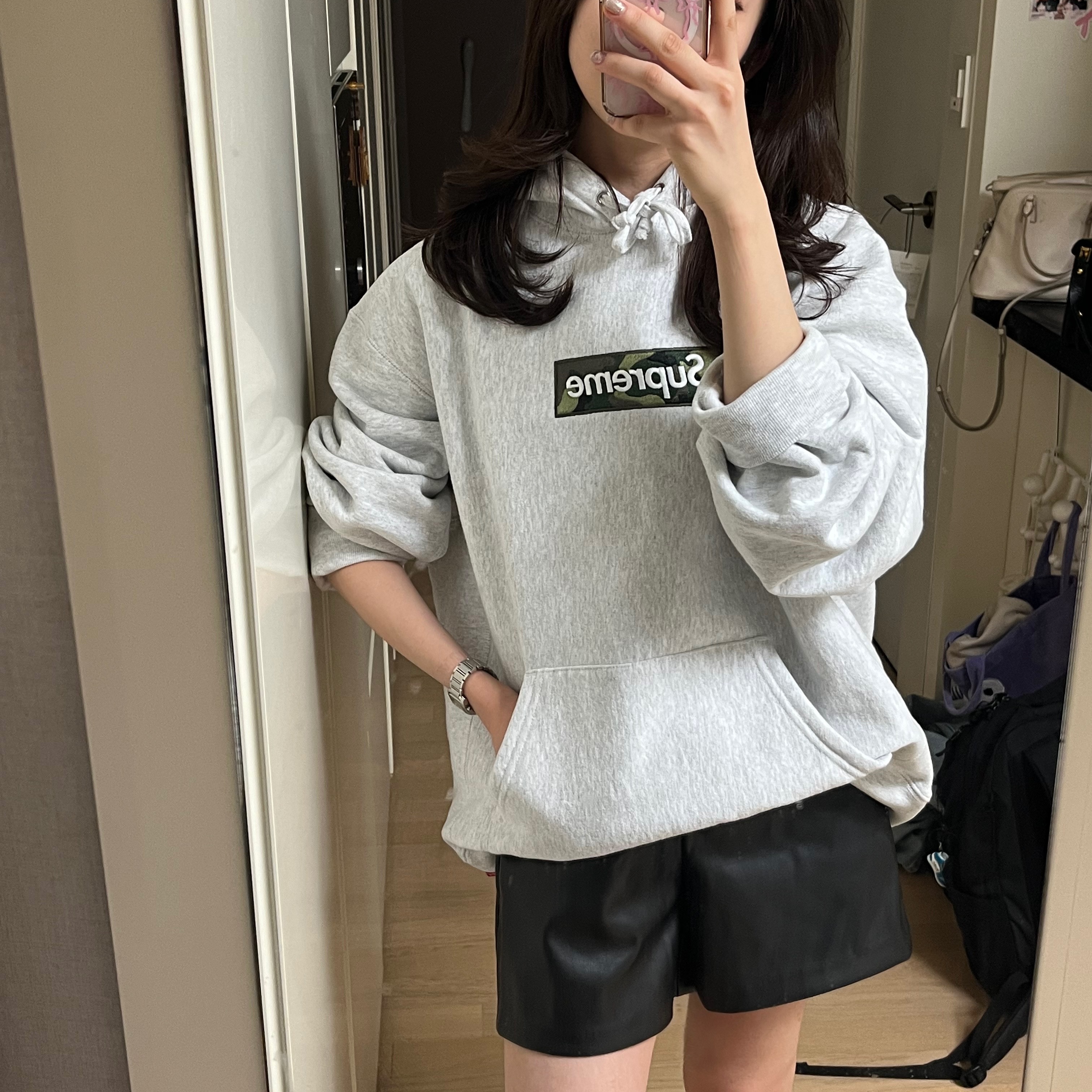 Supreme Box Logo Hooded Sweatshirt Ash Grey - 23FW, Supreme Corduroy S Logo 6-Panel Green - 23FW 착용 스타일 - 2