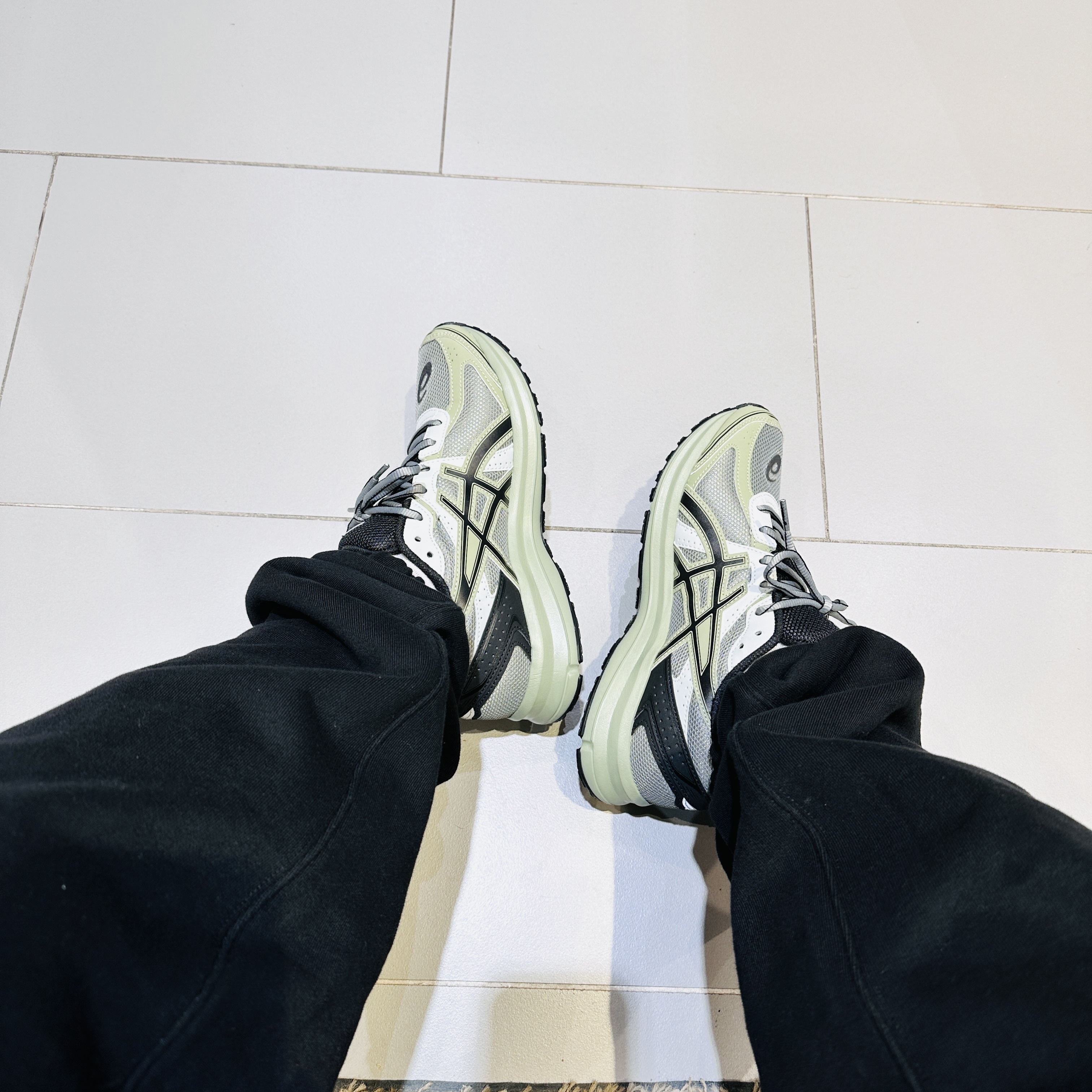 Asics Jog 100 S Sheet Rock - 2E Wide 착용 스타일 - 3