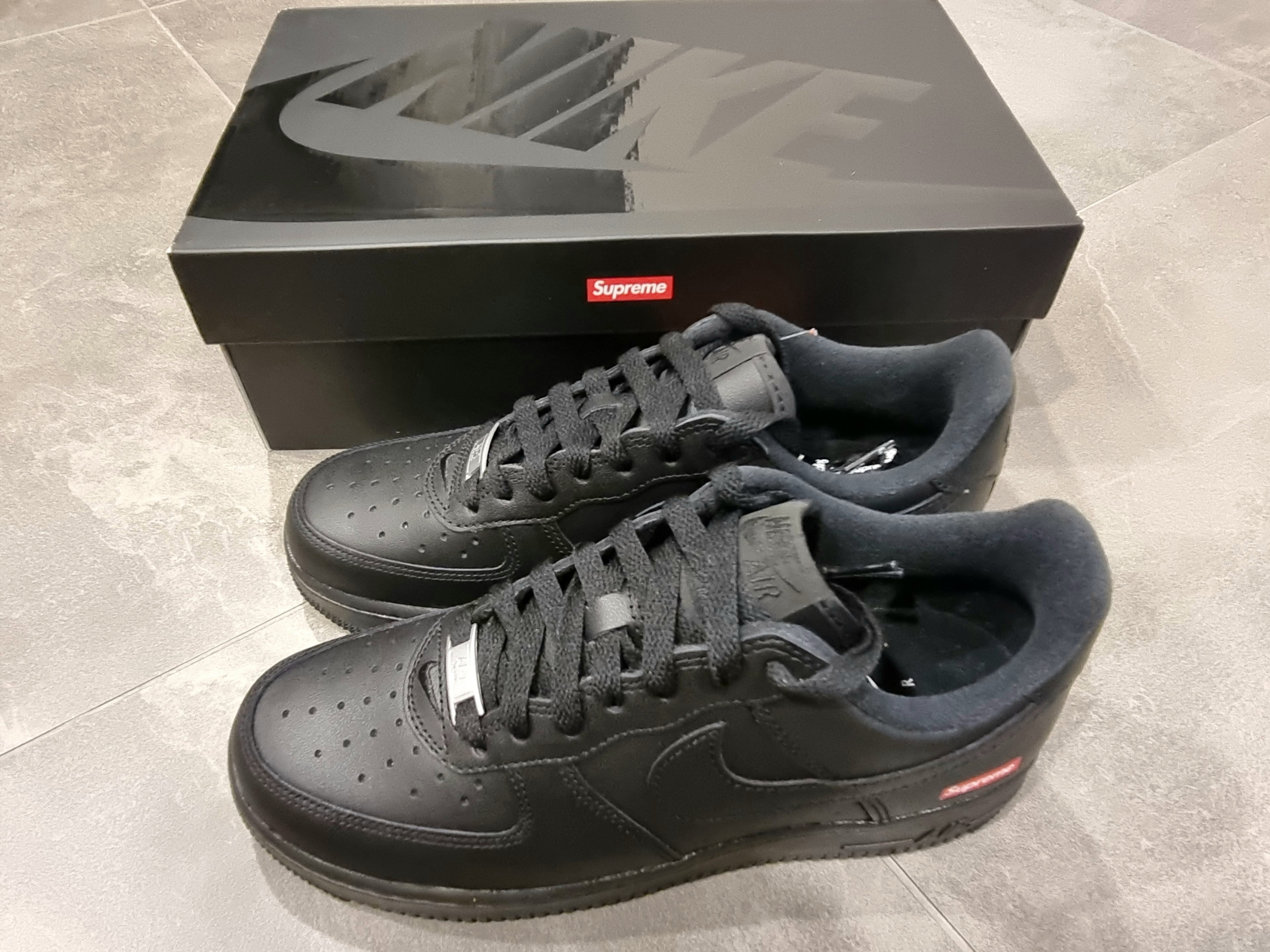 Nike x Supreme Air Force 1 Low Black 착용 스타일 - 6
