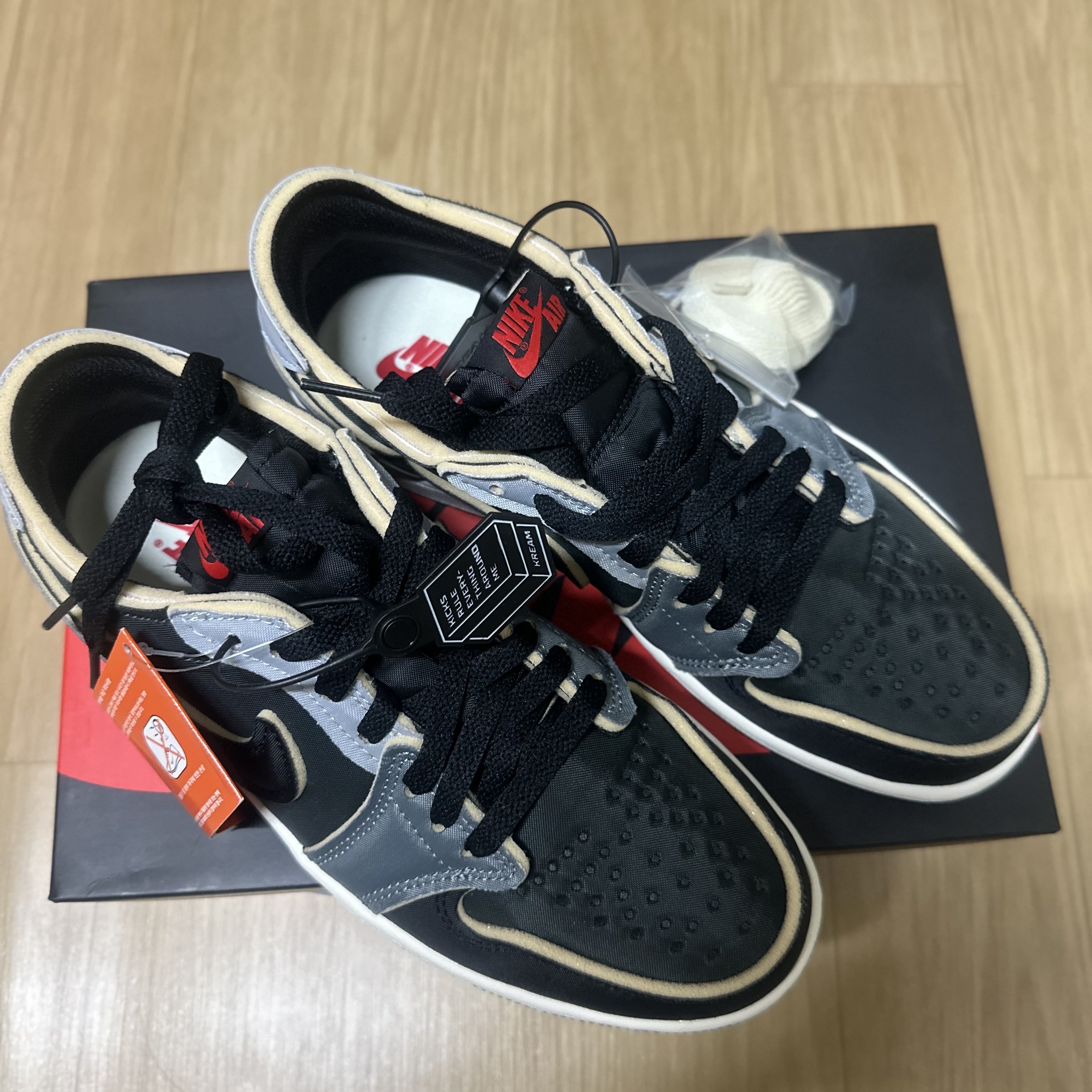 Jordan 1 Retro Low OG EX Black and Smoke Grey 착용 스타일