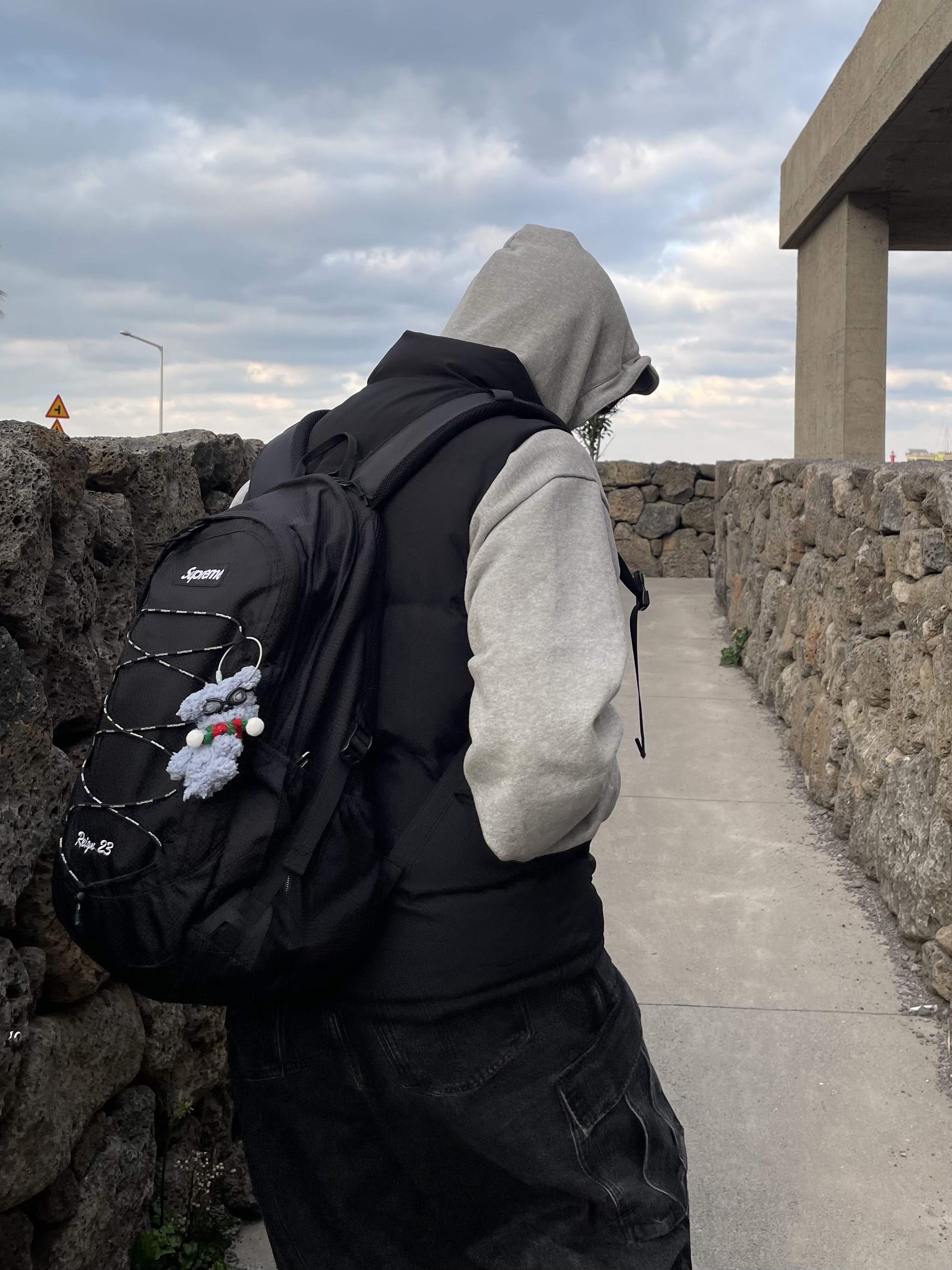 Adidas Superstar 82 Black White, Supreme Backpack Black - 22SS 착용 스타일 - 3