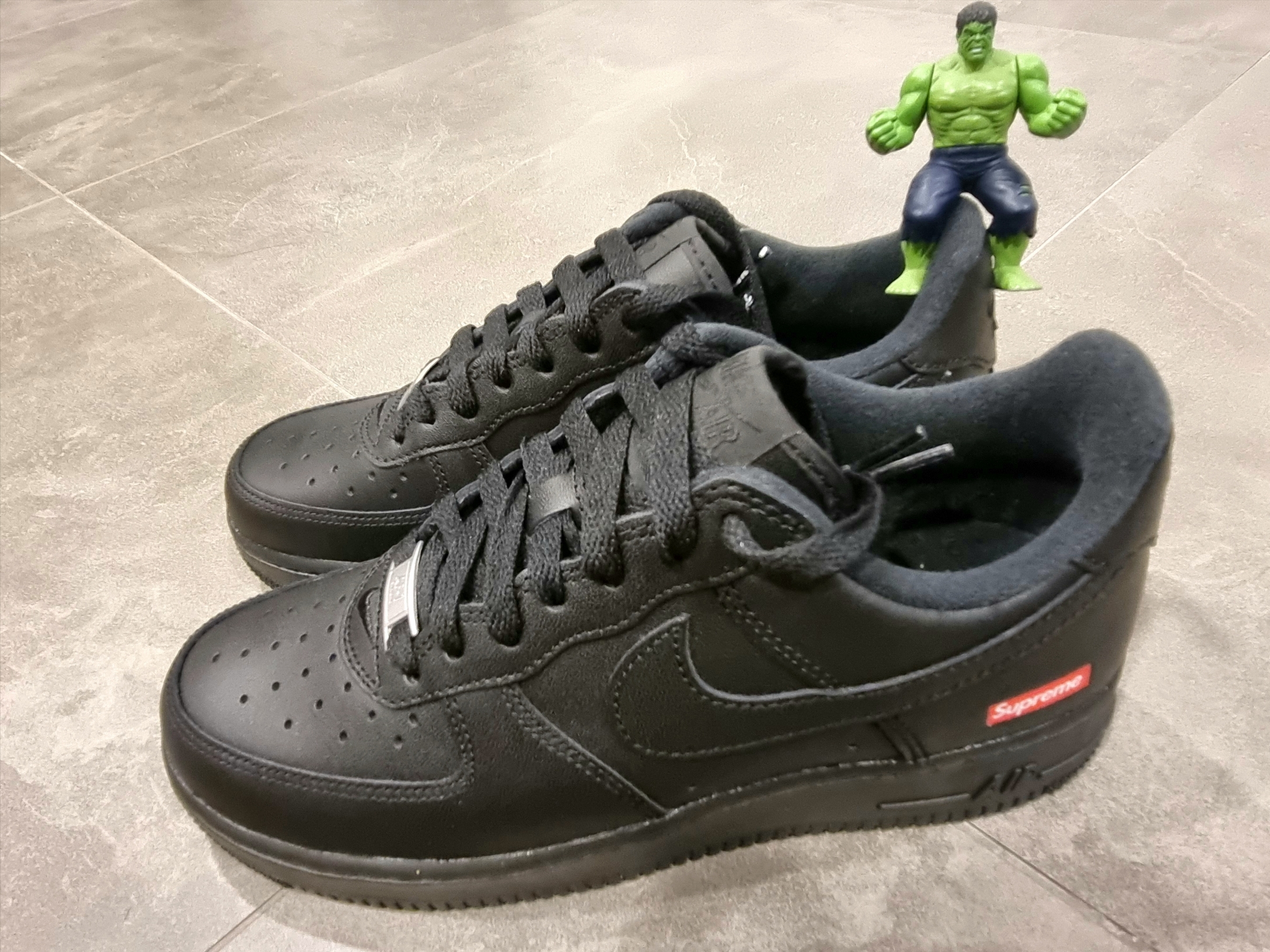 Nike x Supreme Air Force 1 Low Black 착용 스타일 - 1