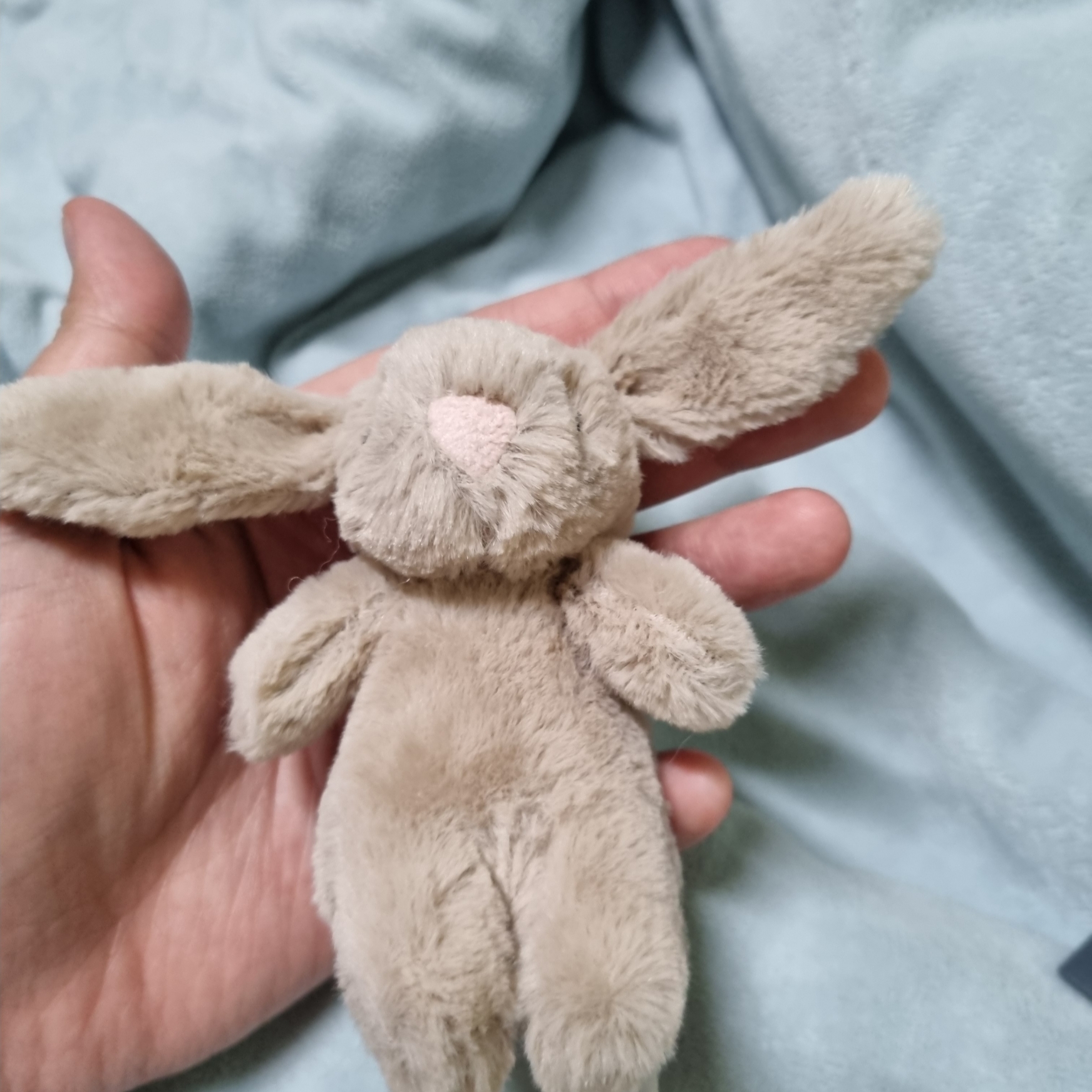 Jellycat Bashful Bunny Bag Charm Beige 착용 스타일