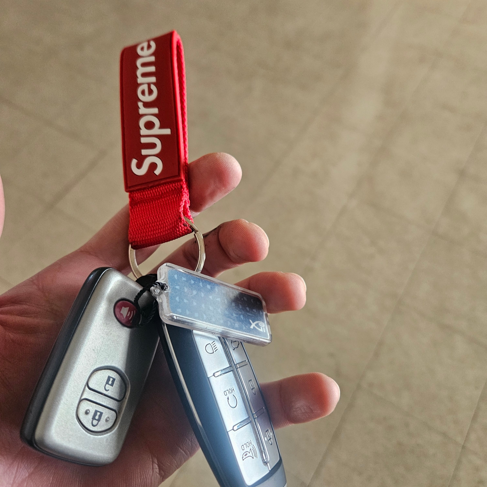 Supreme Webbing Keychain Red - 23SS 착용 스타일