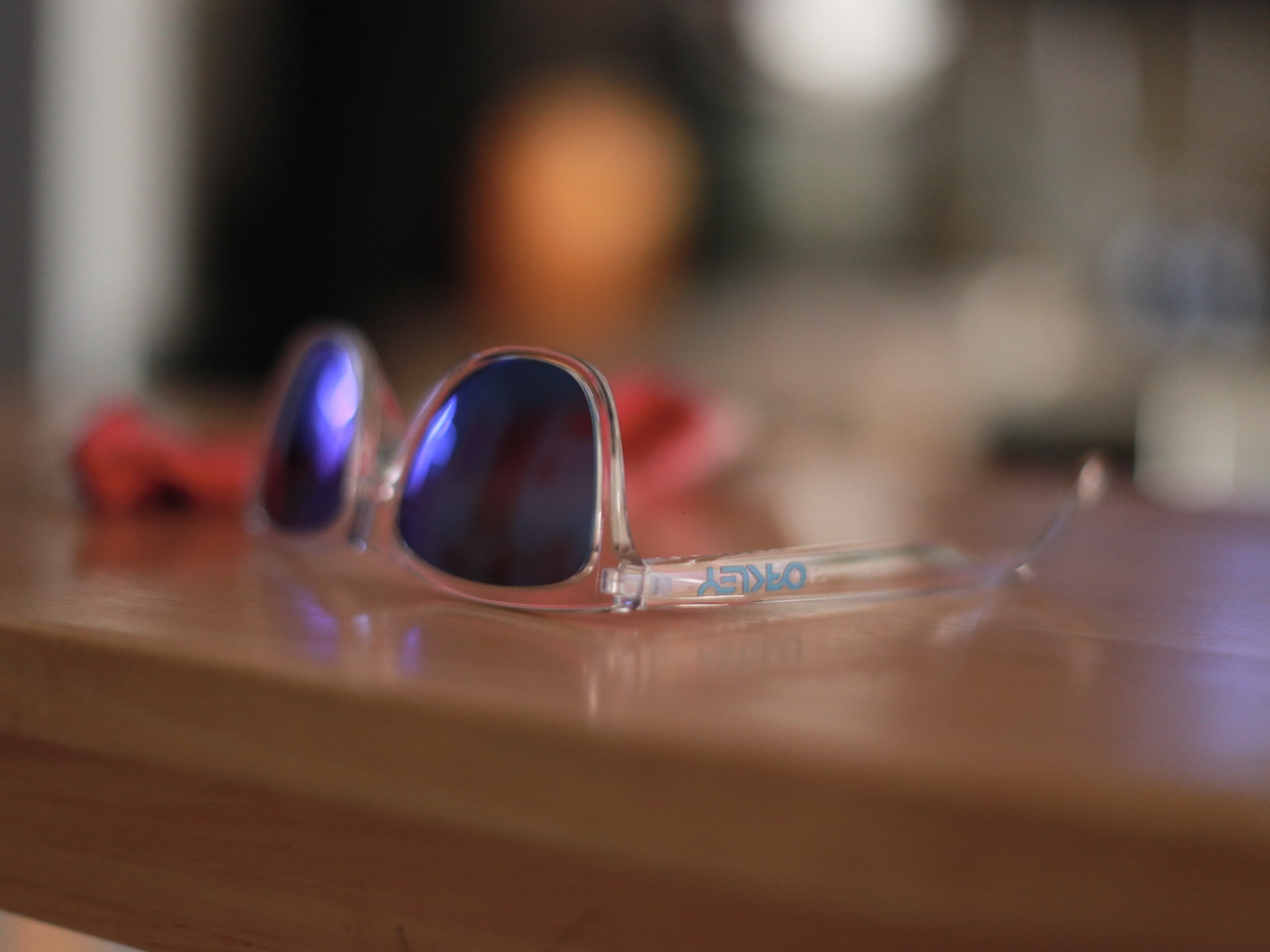 Oakley Frogskins Crystal Clear Frame Prizm Sapphire Lenses Low Bridge Fit 착용 스타일 - 2