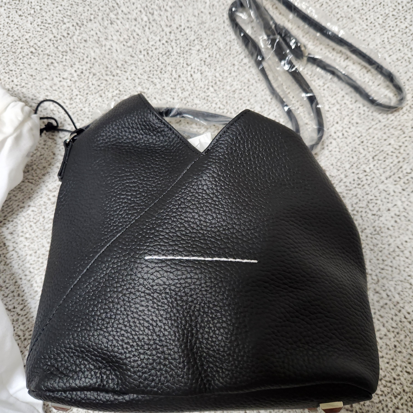 MM6 Maison Margiela Japanese Grained Leather Bag Black 착용 스타일 - 3