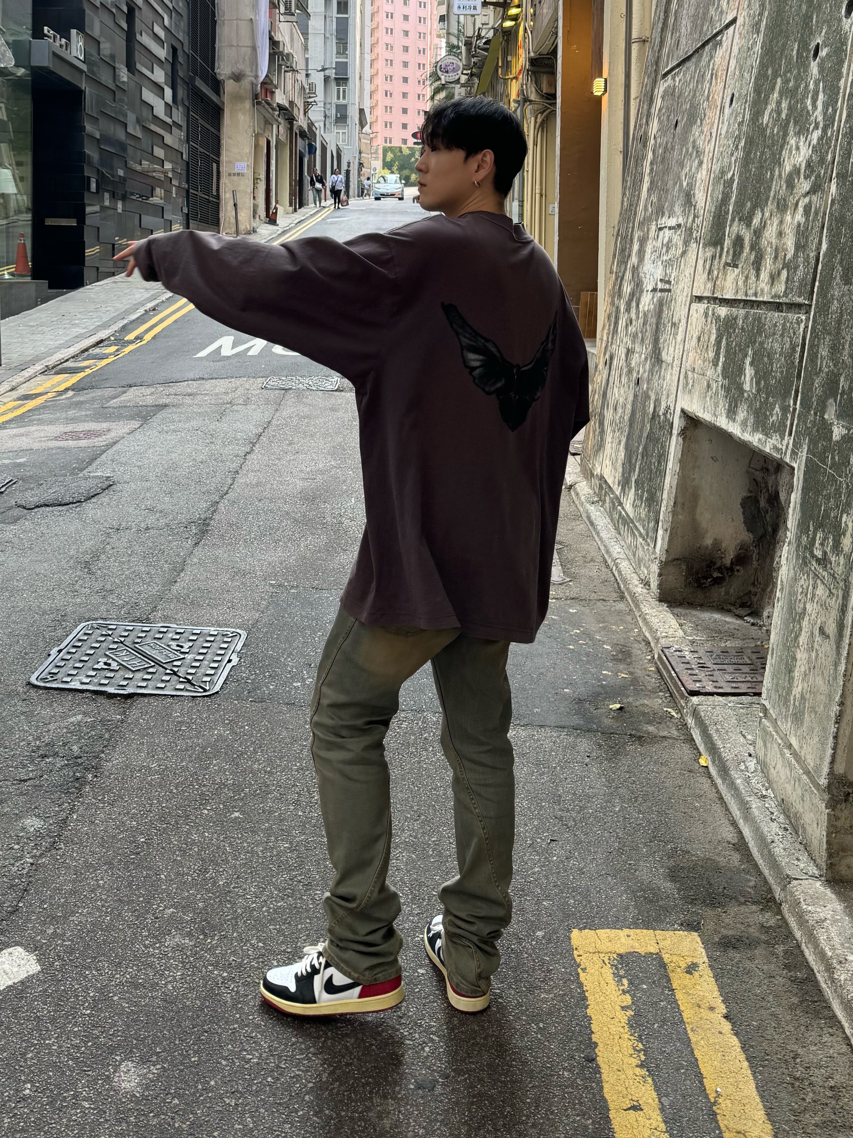 Yeezy Gap Engineered By Balenciaga Dove Long Sleeve T-Shirt Dark Grey, Jordan 1 Retro Low OG Black Toe 착용 스타일 - 3