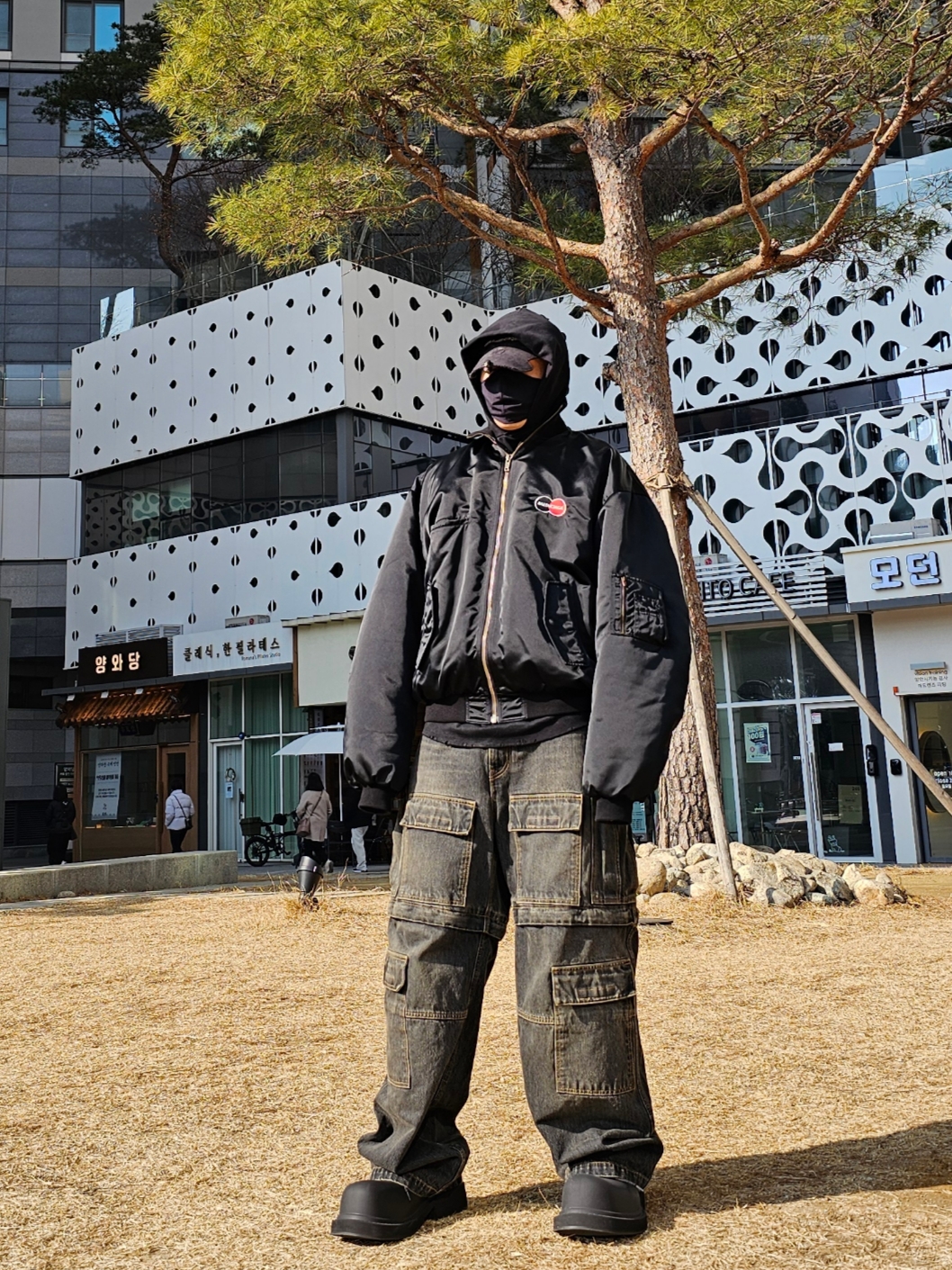 Balenciaga Heavy Metal Logo Hoodie Black Faded, Balenciaga Cargo Pants in Black 착용 스타일 - 3