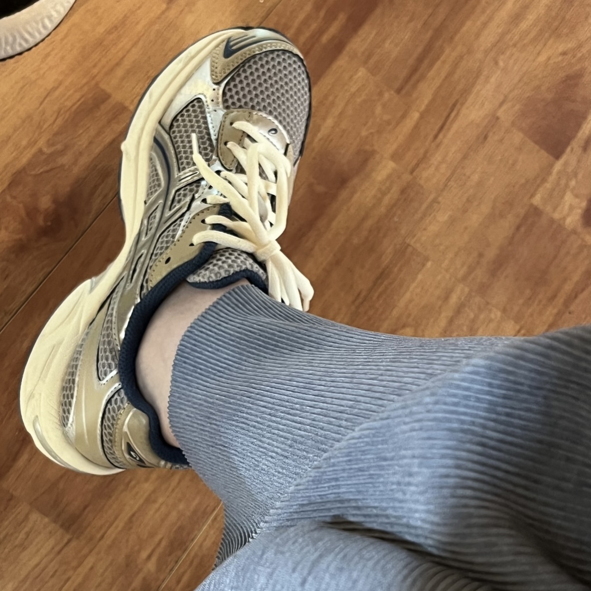 Asics Gel-1130 Oyster Grey Pure Silver 착용 스타일 - 2