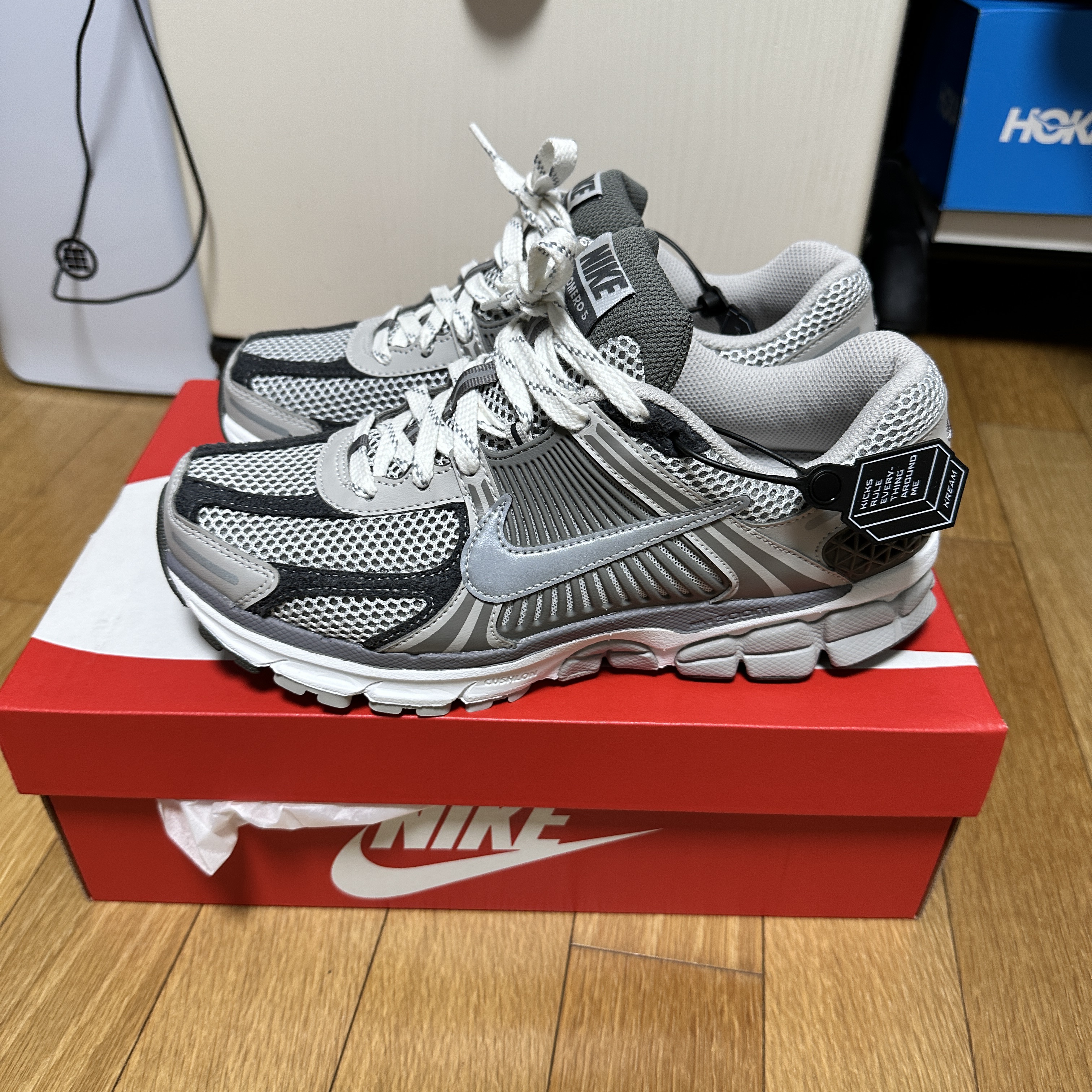 Nike Zoom Vomero 5 PRM Light Iron Ore and Flat Fewter 착용 스타일 - 1