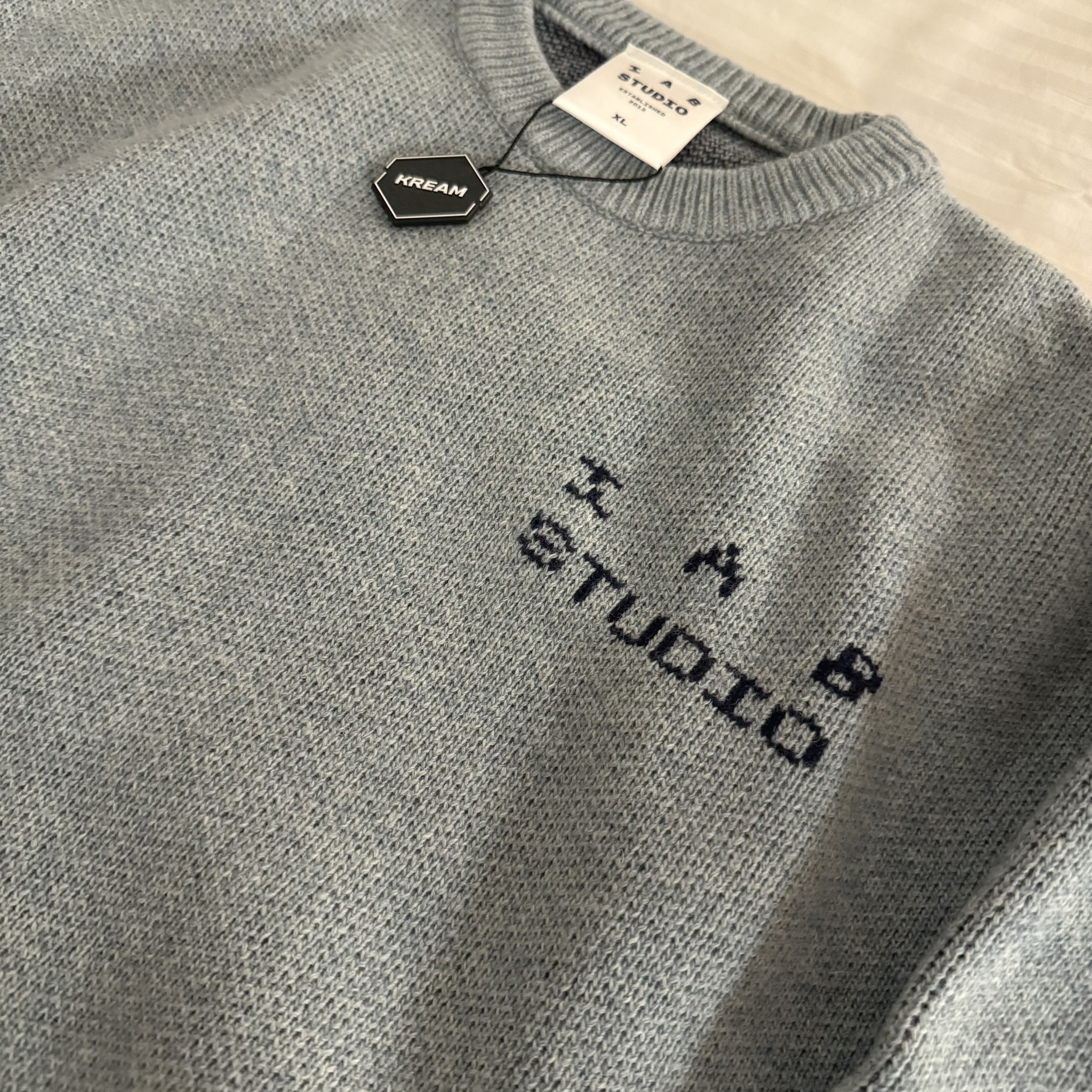 IAB Studio Knit Steel Blue 착용 스타일