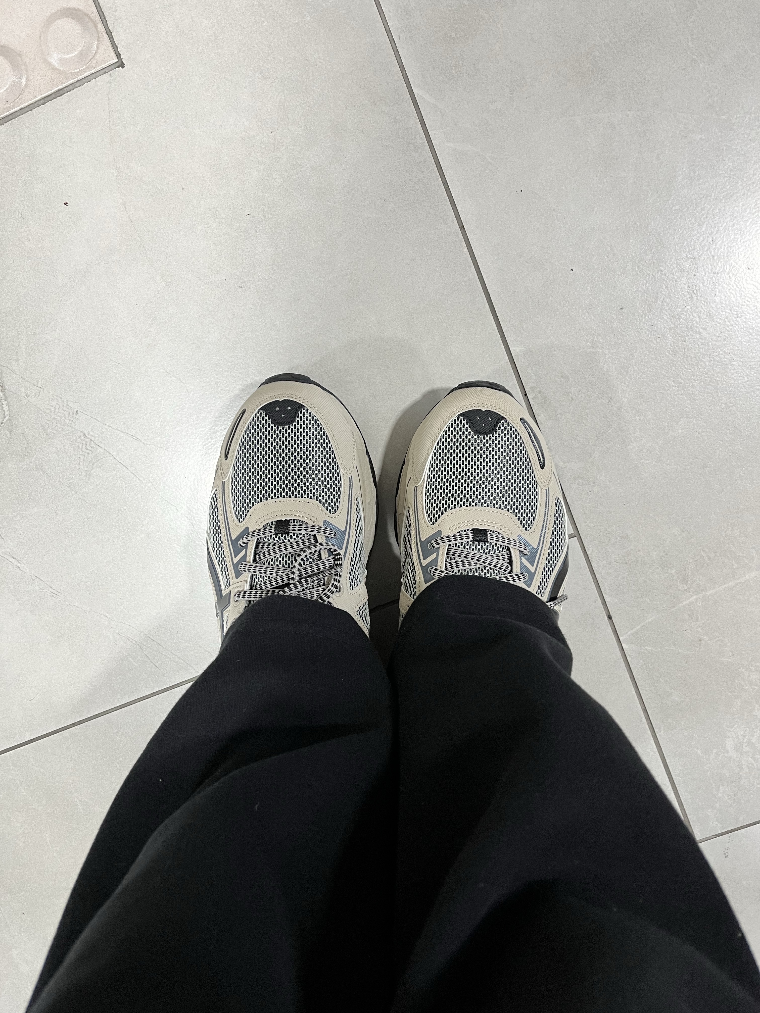 Asics Gel-Venture 6 Feather Grey Black 착용 스타일