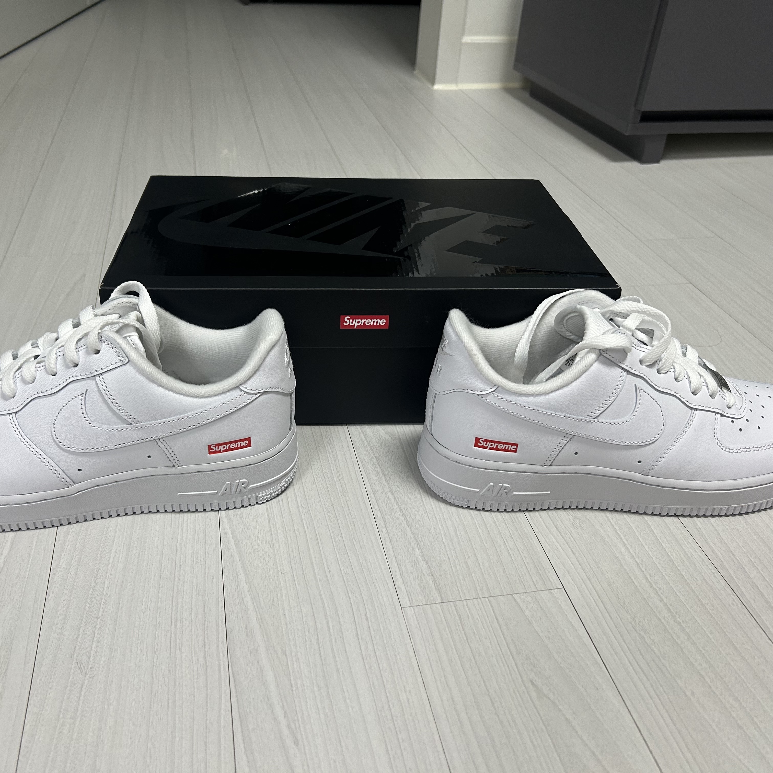 Nike x Supreme Air Force 1 Low White 착용 스타일