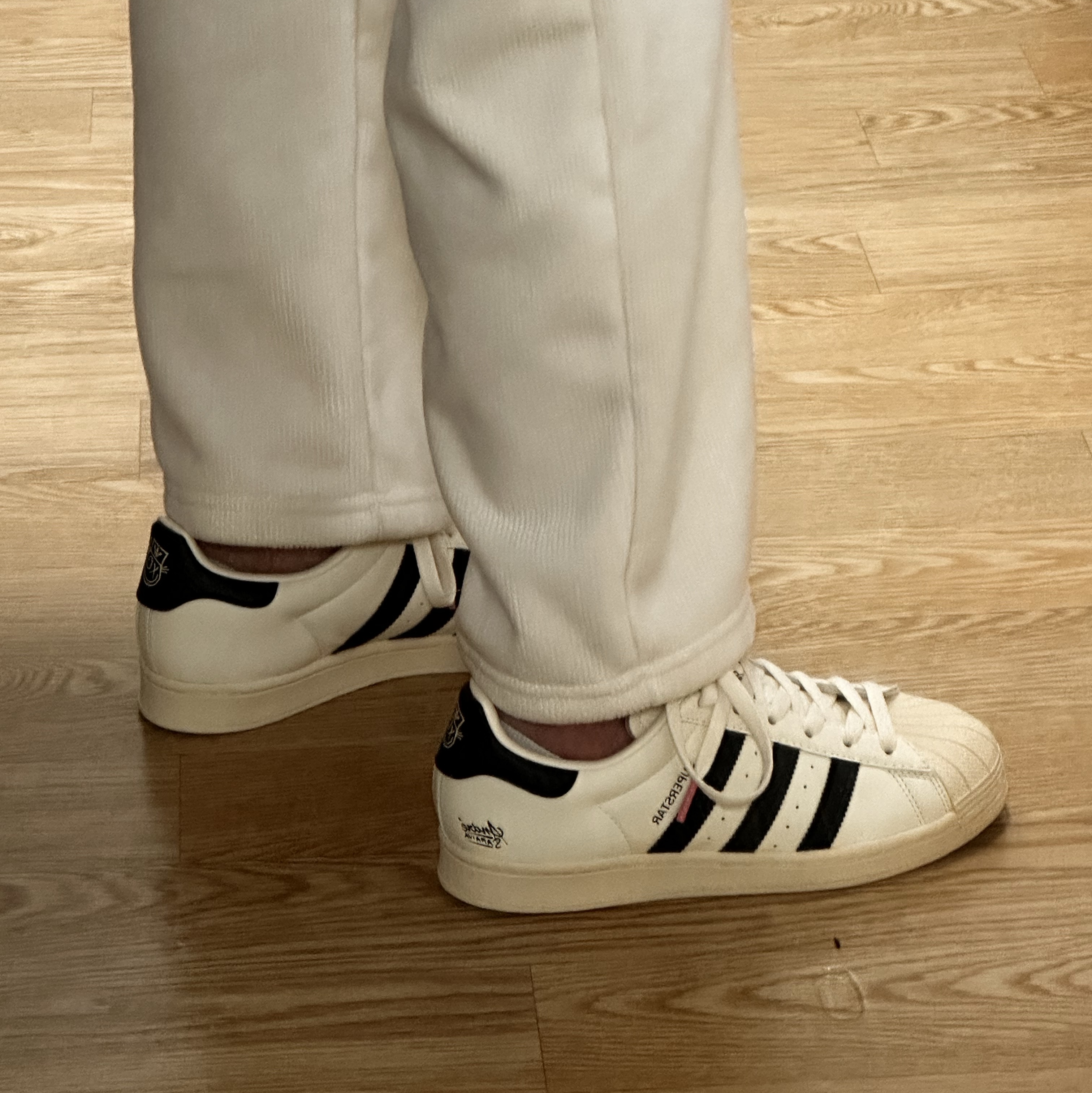 Adidas x Andre Saraiva Superstar Cream White Core Black 착용 스타일 - 4