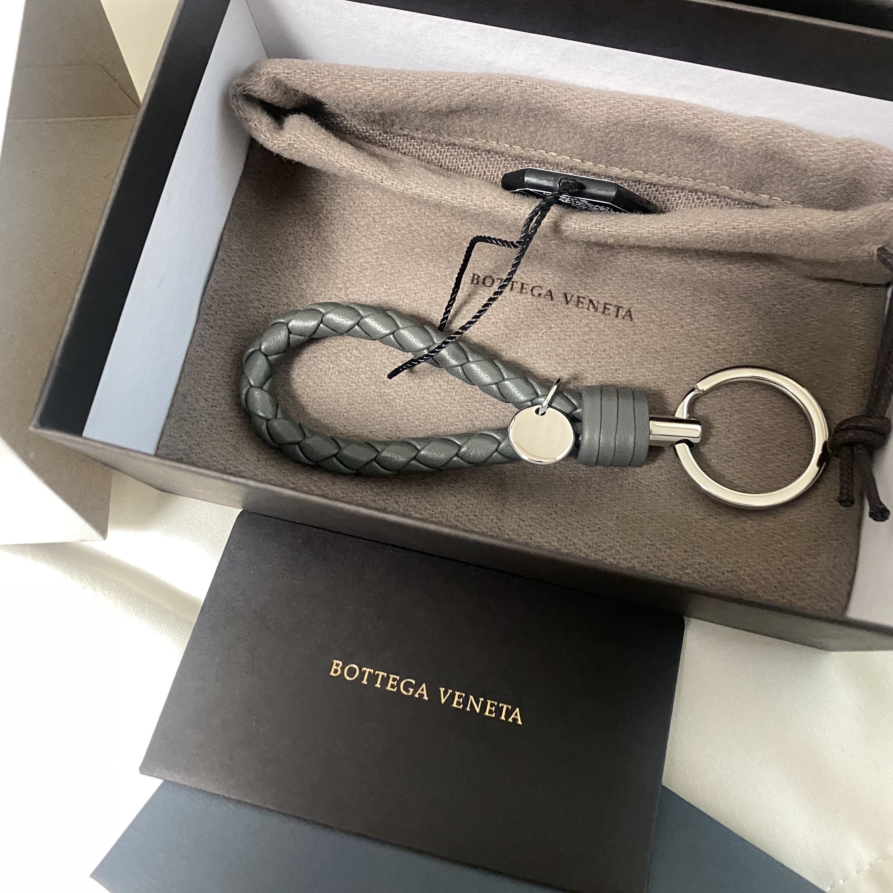 Bottega Veneta Logo Tag Keyring Grey 착용 스타일