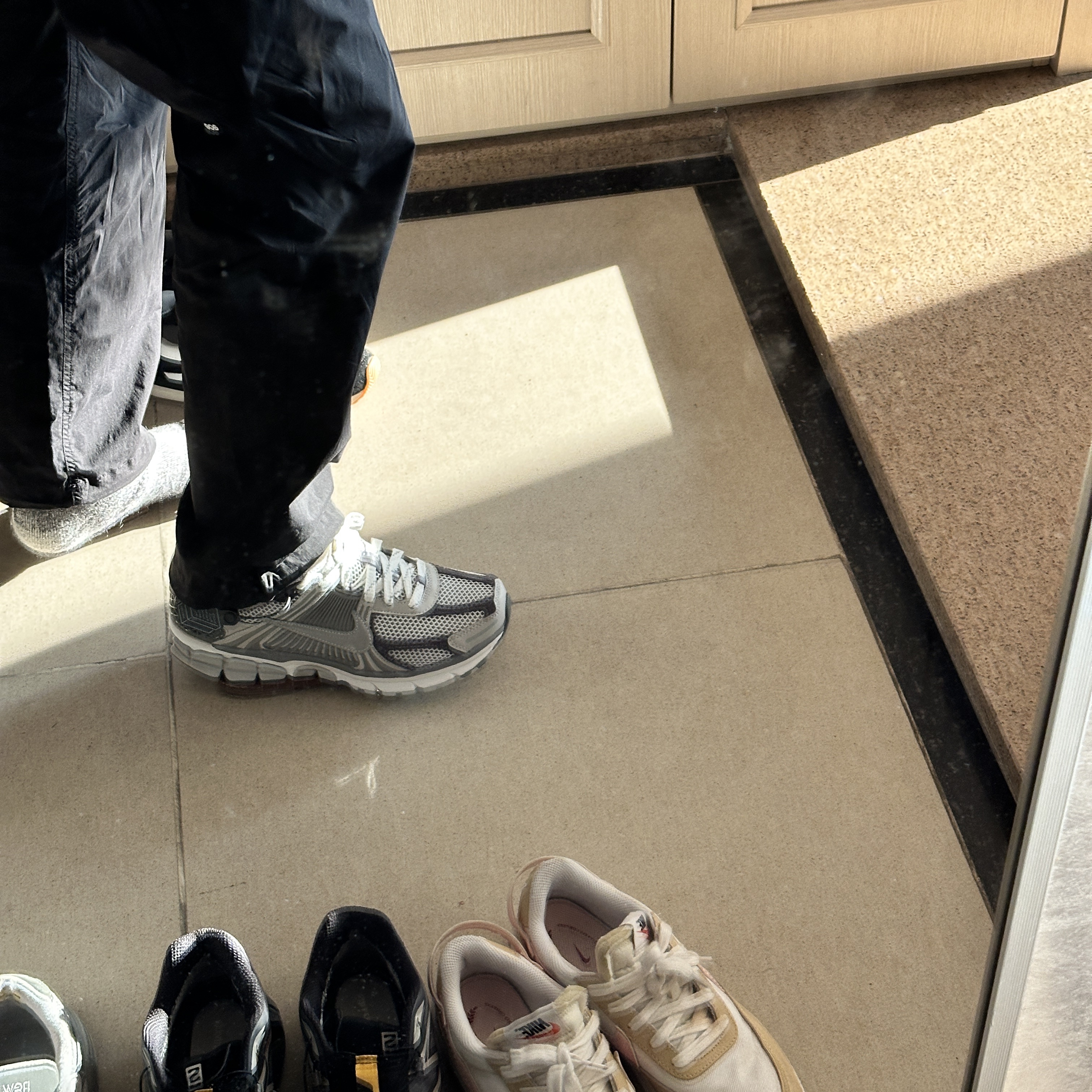 Nike Zoom Vomero 5 PRM Light Iron Ore and Flat Fewter 착용 스타일 - 2