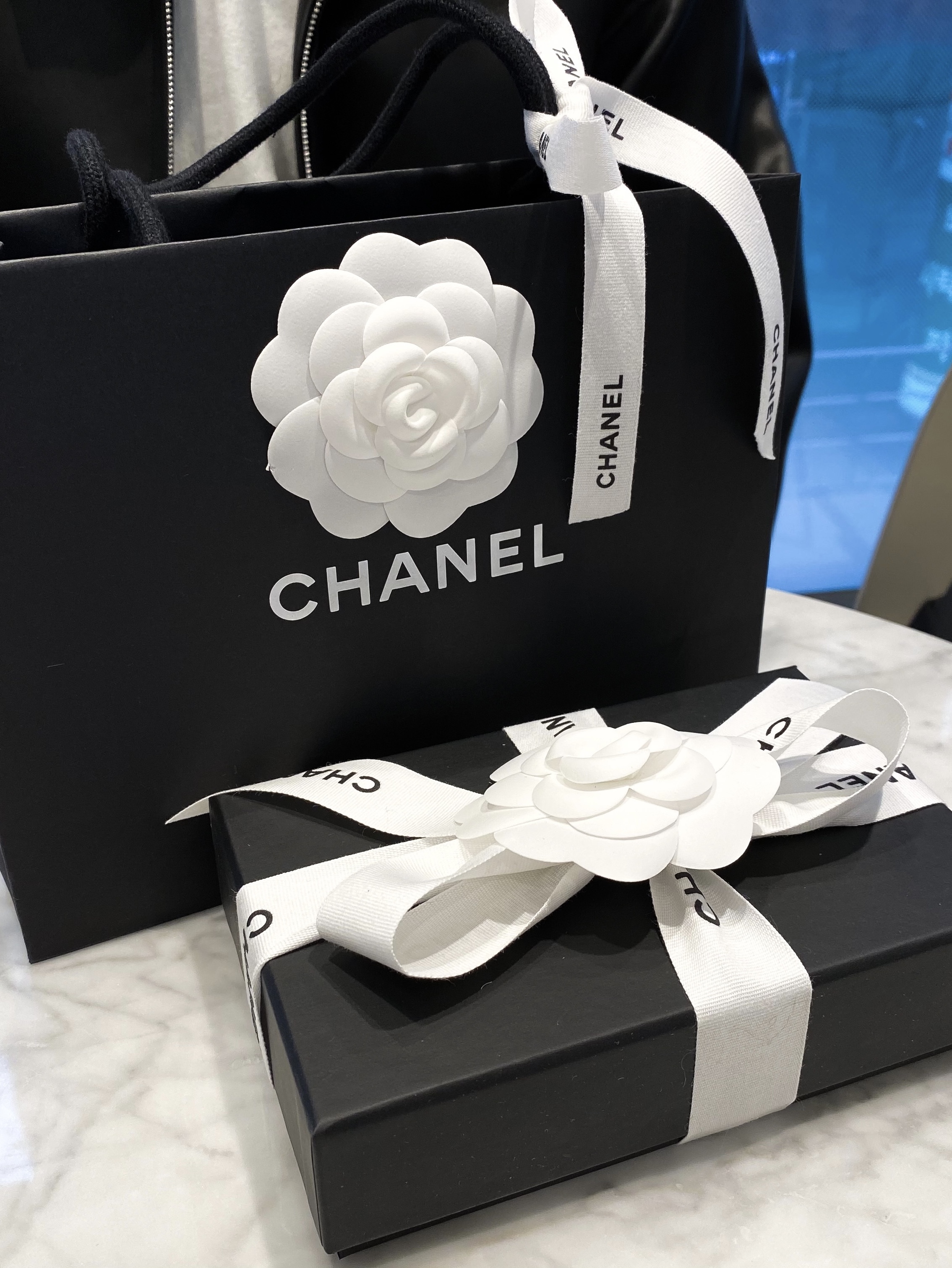 Chanel Classic Card Holder Grained Calfskin & Gold Black 착용 스타일 - 4