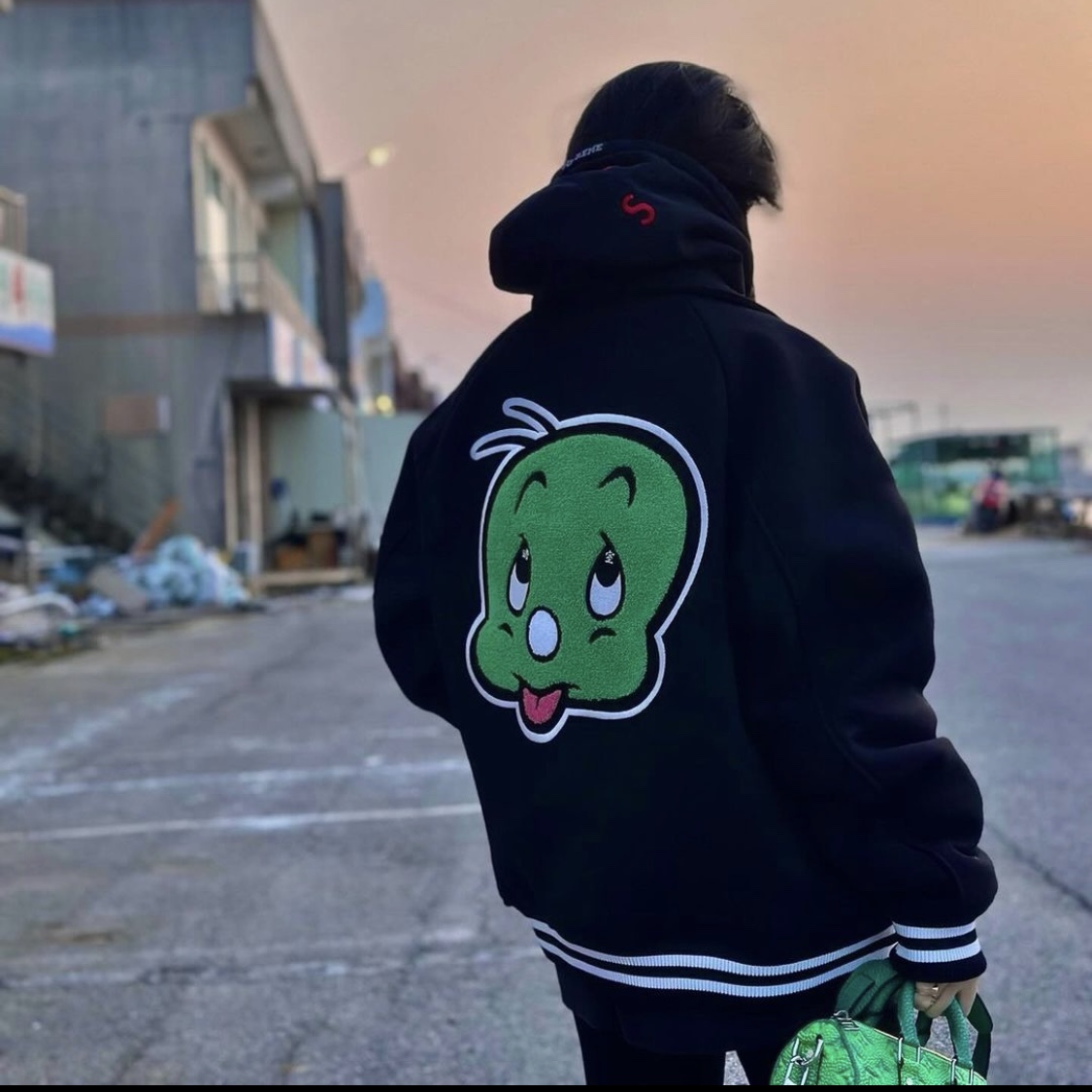 Darkr8m Studio x Dooly Dooly Varsity Jacket Black, Louis Vuitton Keepall XS Blue Green 착용 스타일