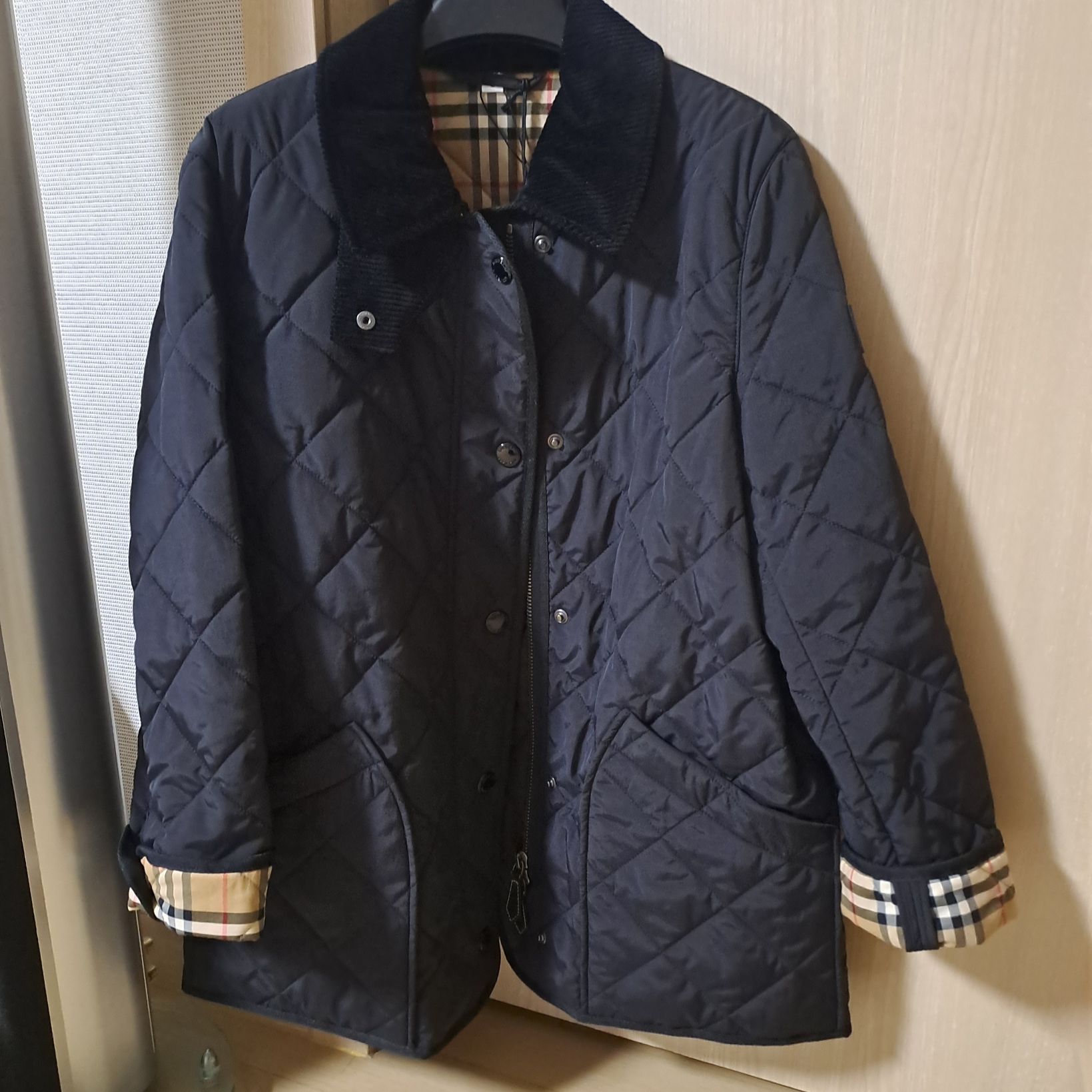 (W) Burberry Diamond Quilted Thermoregulated Barn Jacket Black 착용 스타일