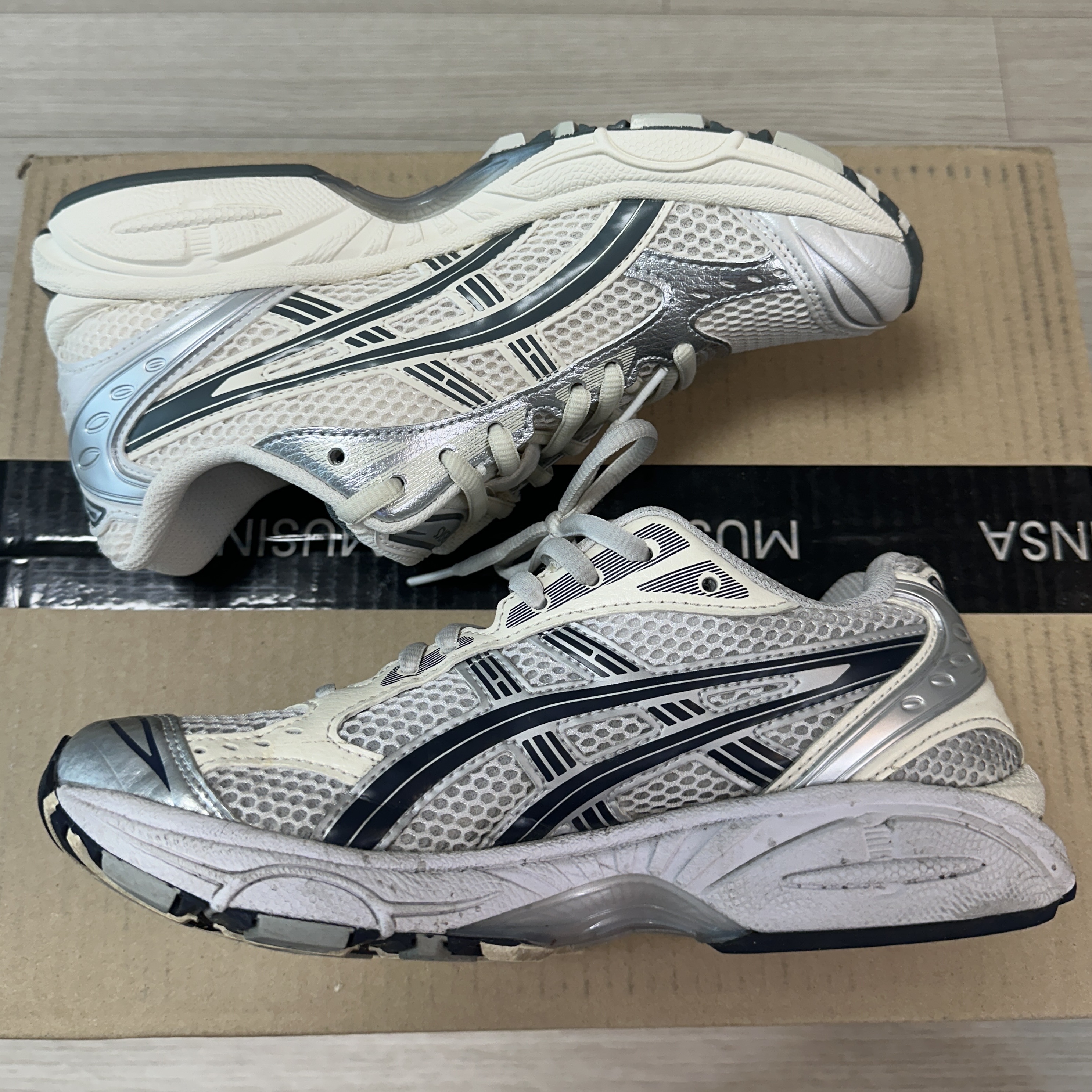 (W) Asics Gel-Kayano 14 White Midnight, Asics Gel-Kayano 14 Birch Dark Pewter 착용 스타일 - 3