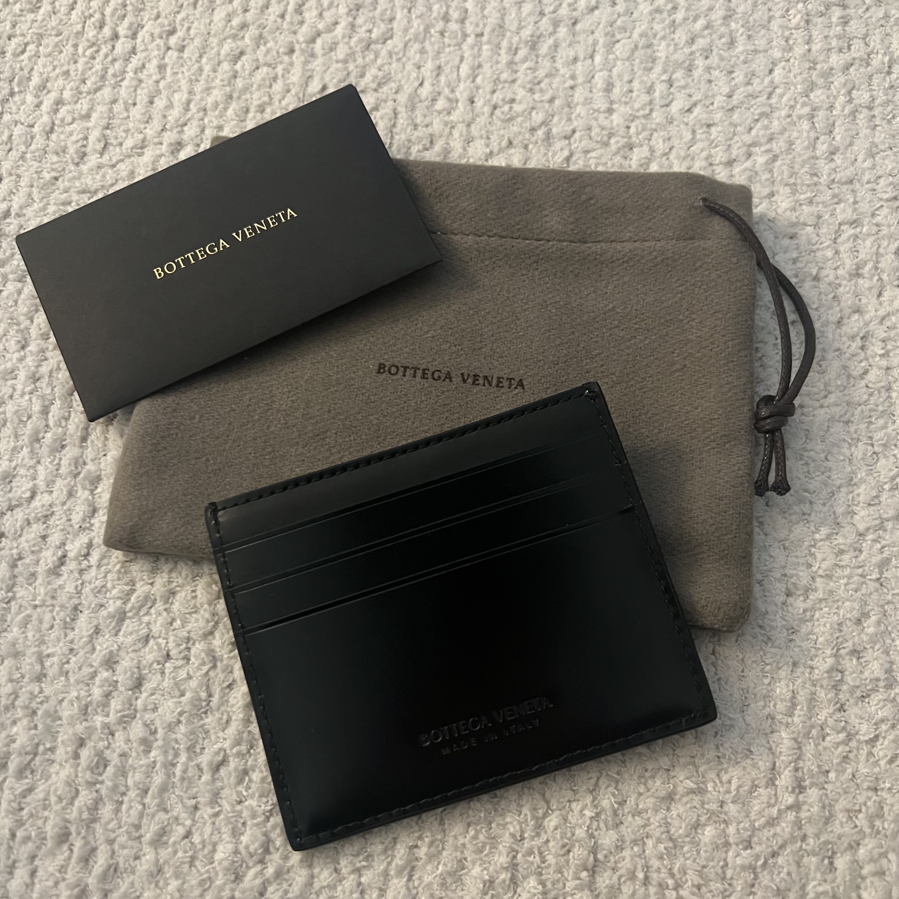 Bottega Veneta Card Case Black 착용 스타일 - 4