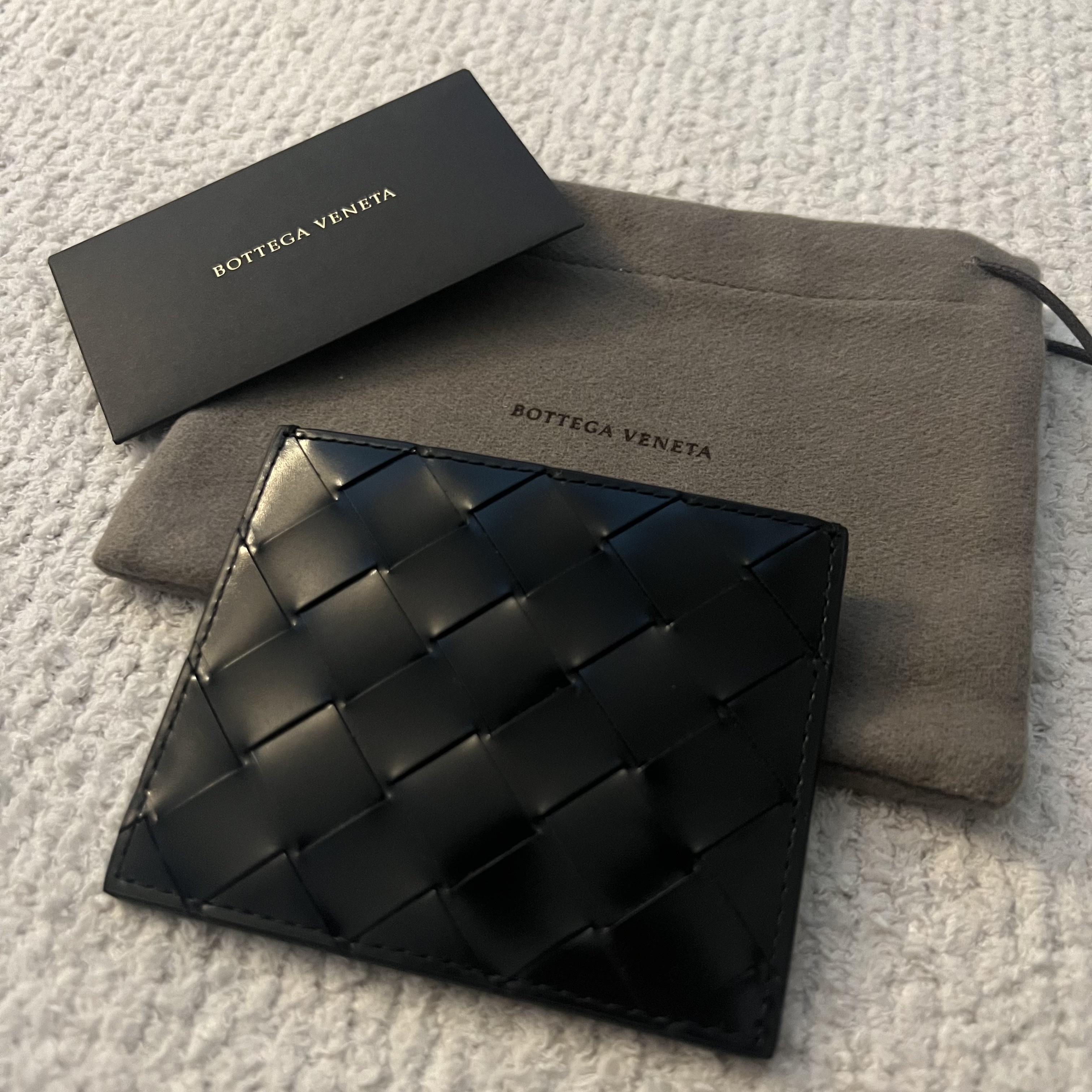 Bottega Veneta Card Case Black 착용 스타일 - 1