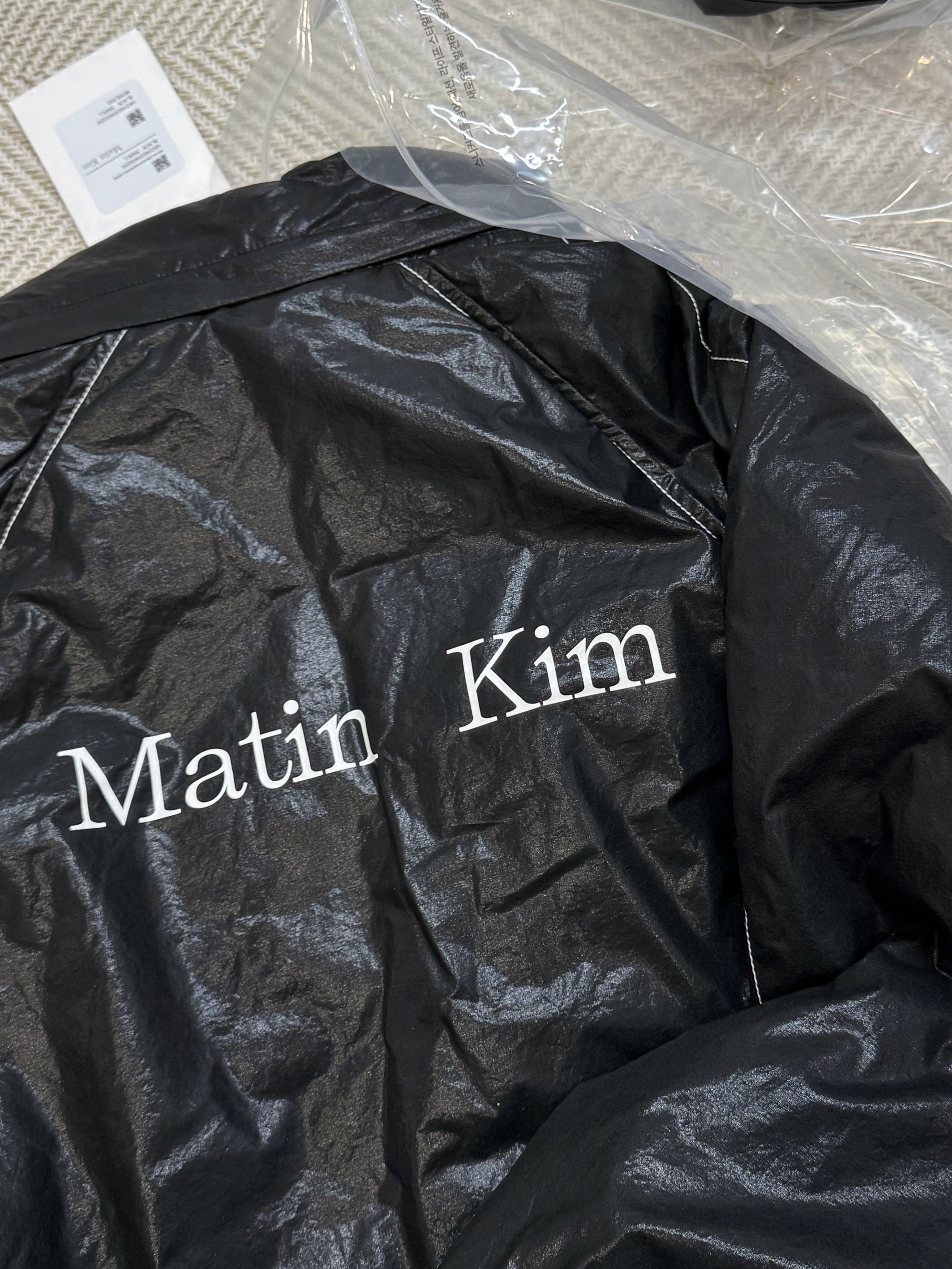 (W) Matin Kim Matin Logo Coating Down Jumper Black 착용 스타일 - 4
