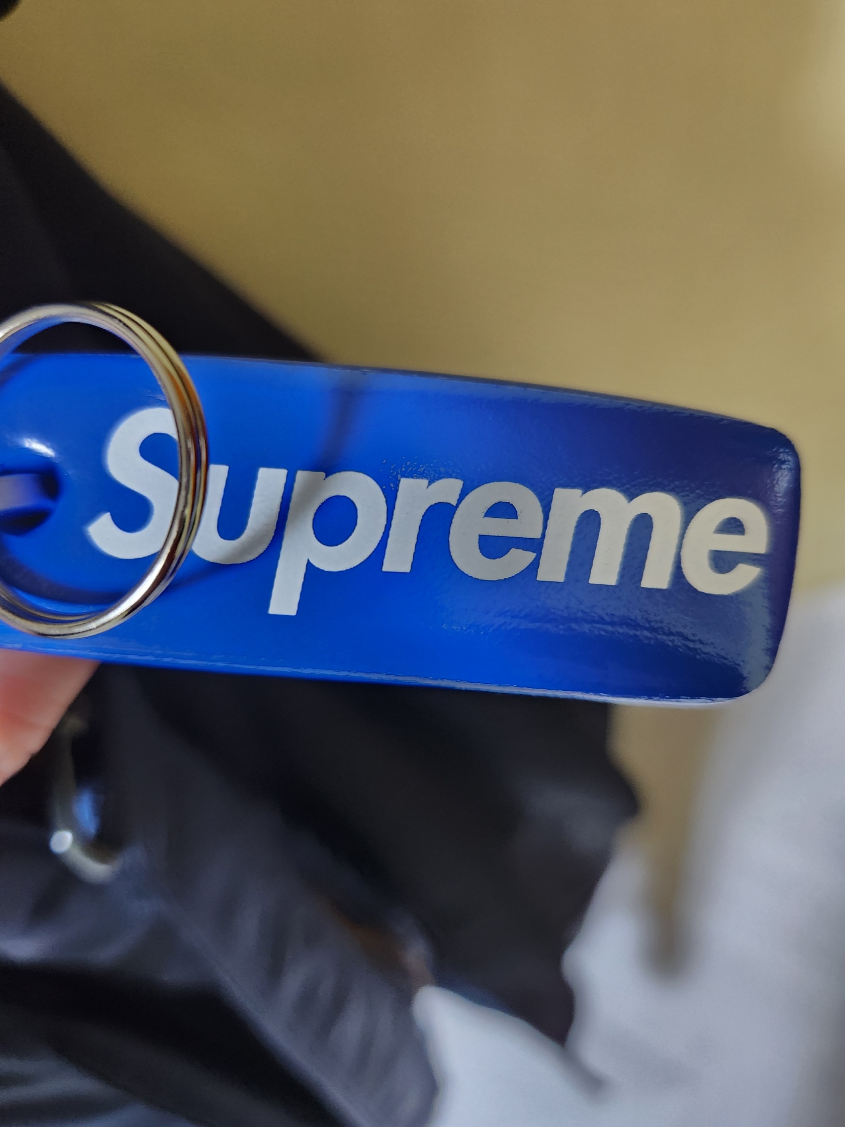 Supreme Floating Keychain Faded Blue - 23FW 착용 스타일