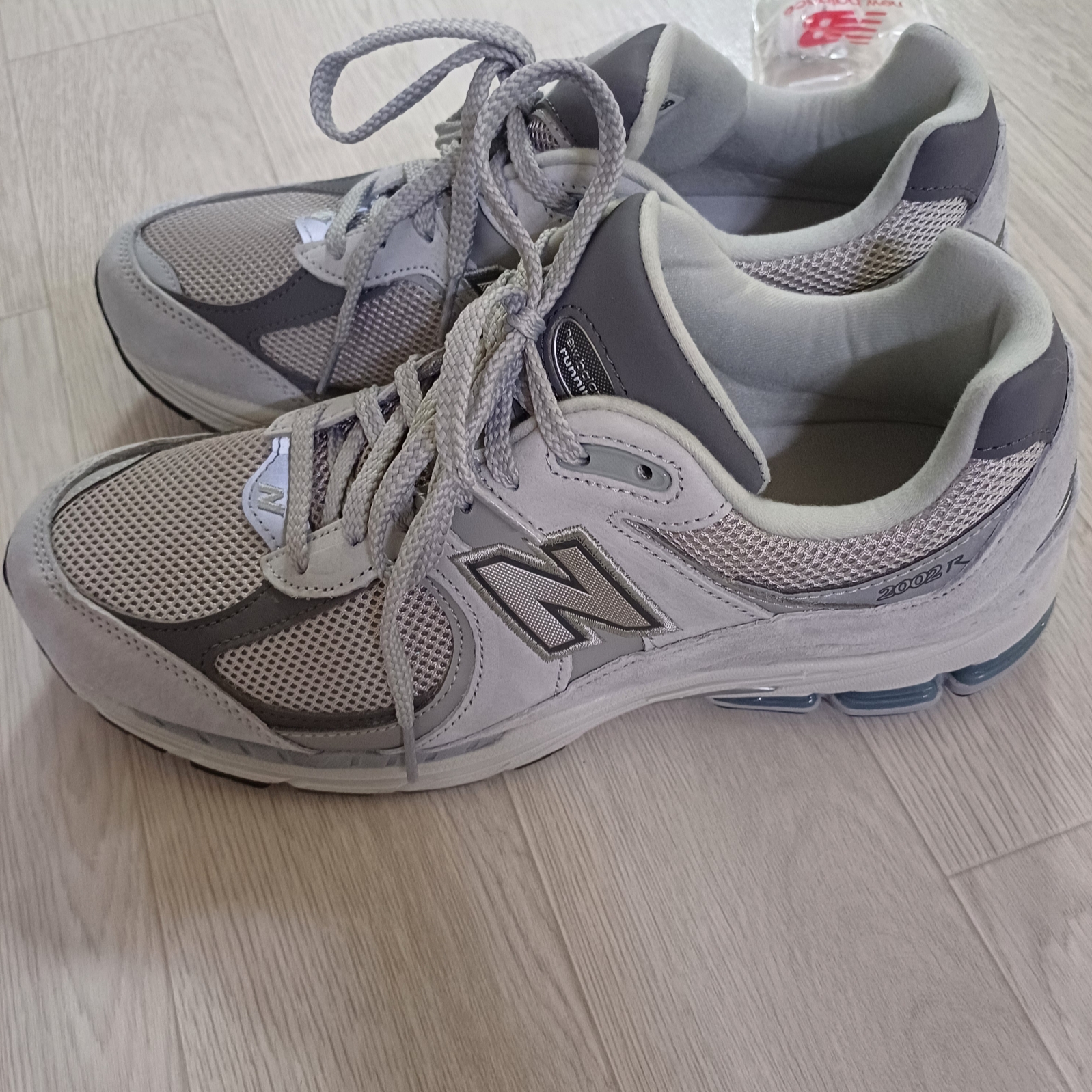 New Balance 2002R T2 Gray 착용 스타일 - 2