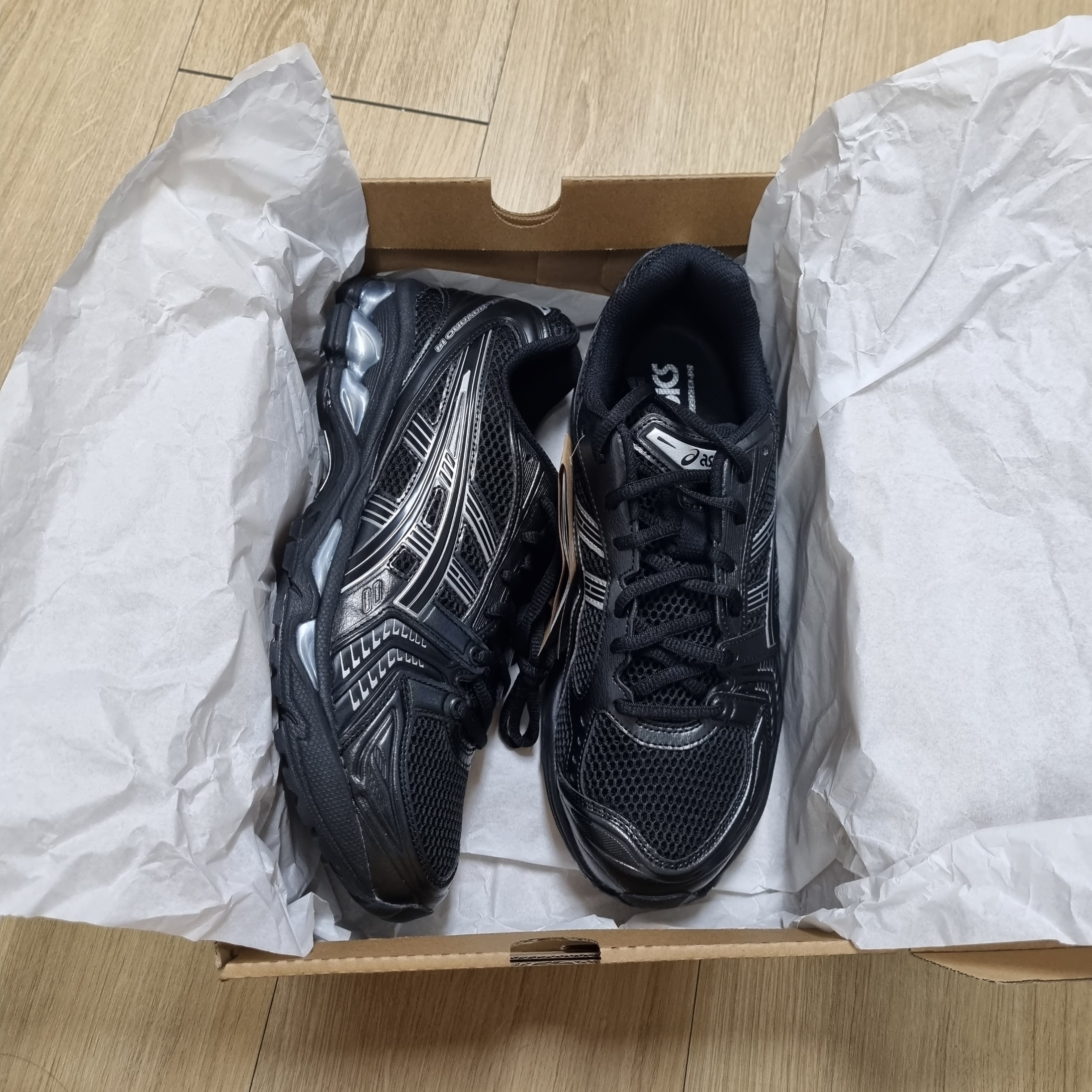 Asics Gel-Kayano 14 Black Pure Silver 착용 스타일