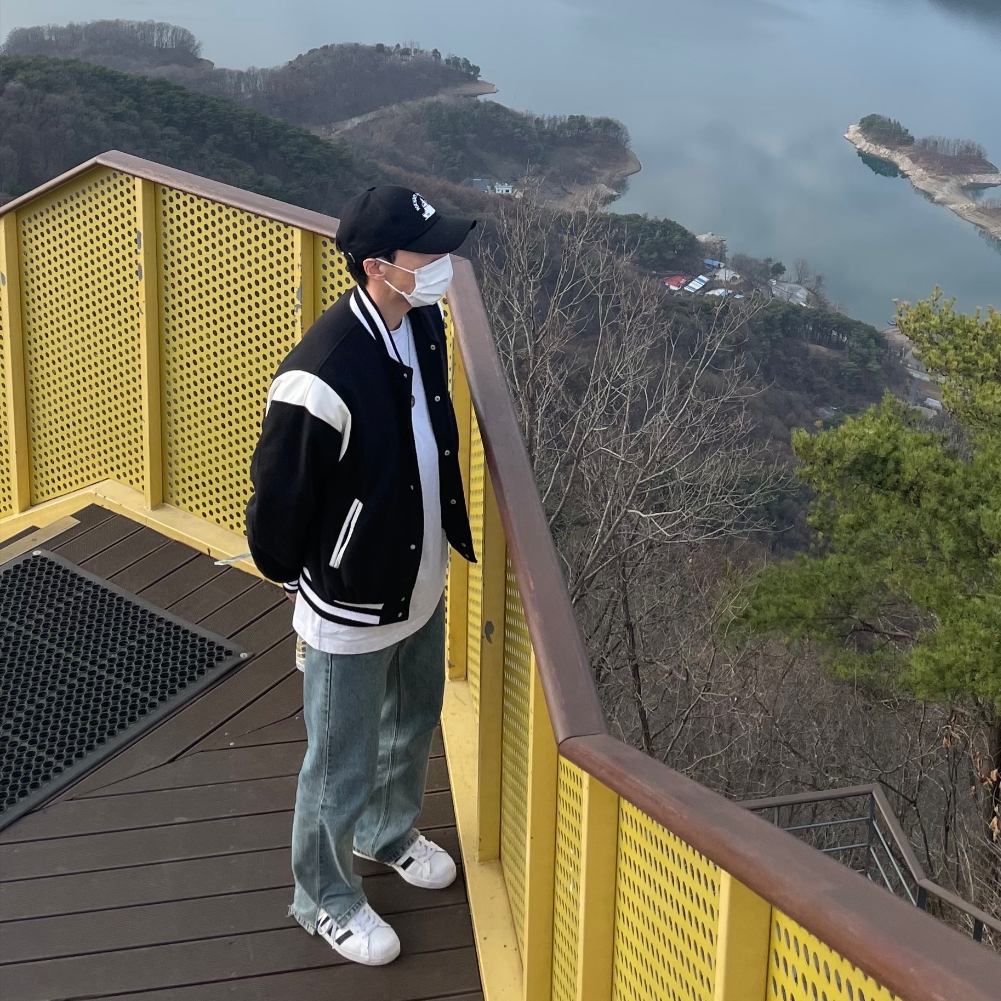 아디다스 슈퍼스타 화이트 블랙 착용 스타일