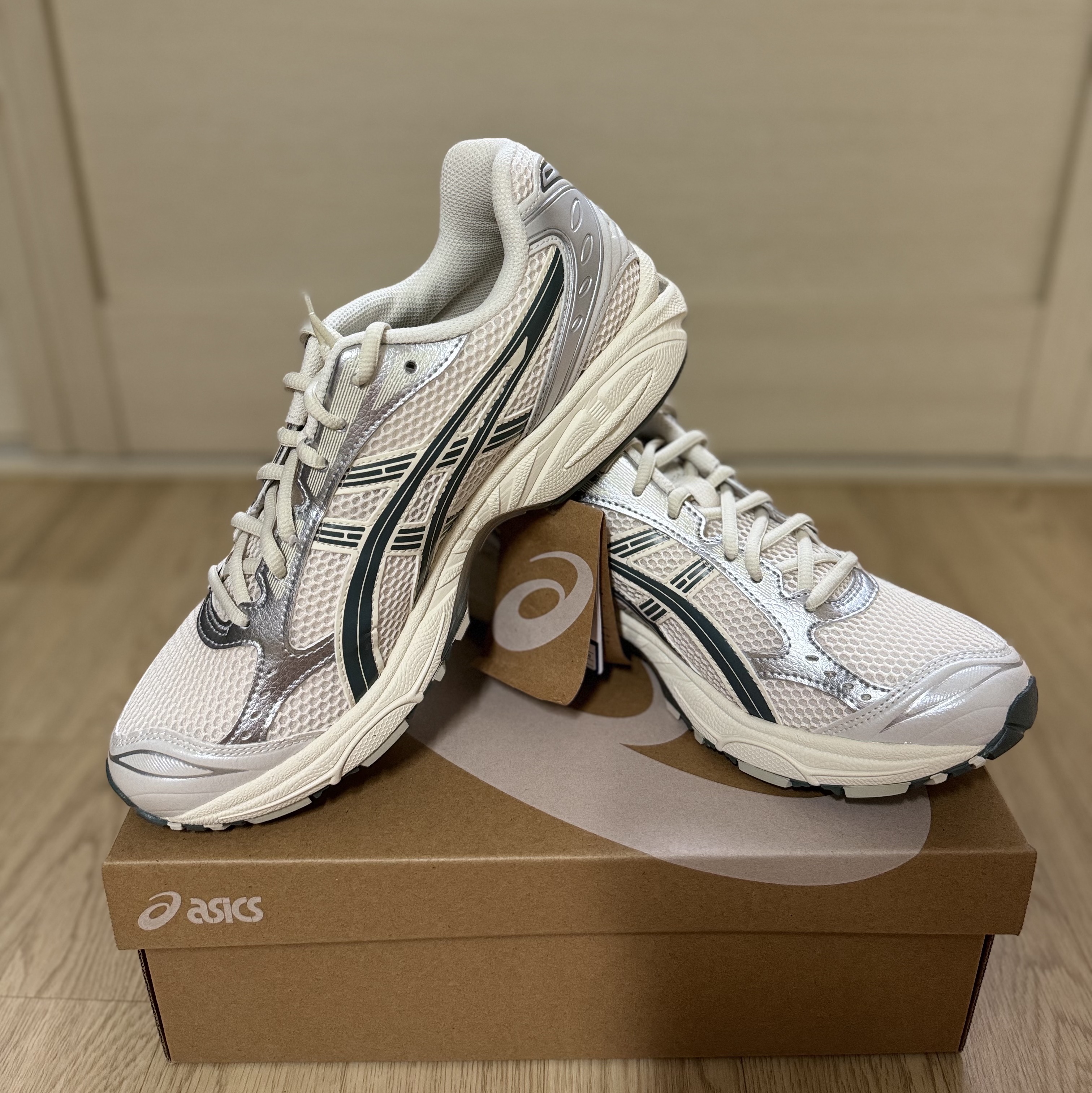 Asics Gel-Kayano 14 Birch Dark Pewter 착용 스타일 - 3