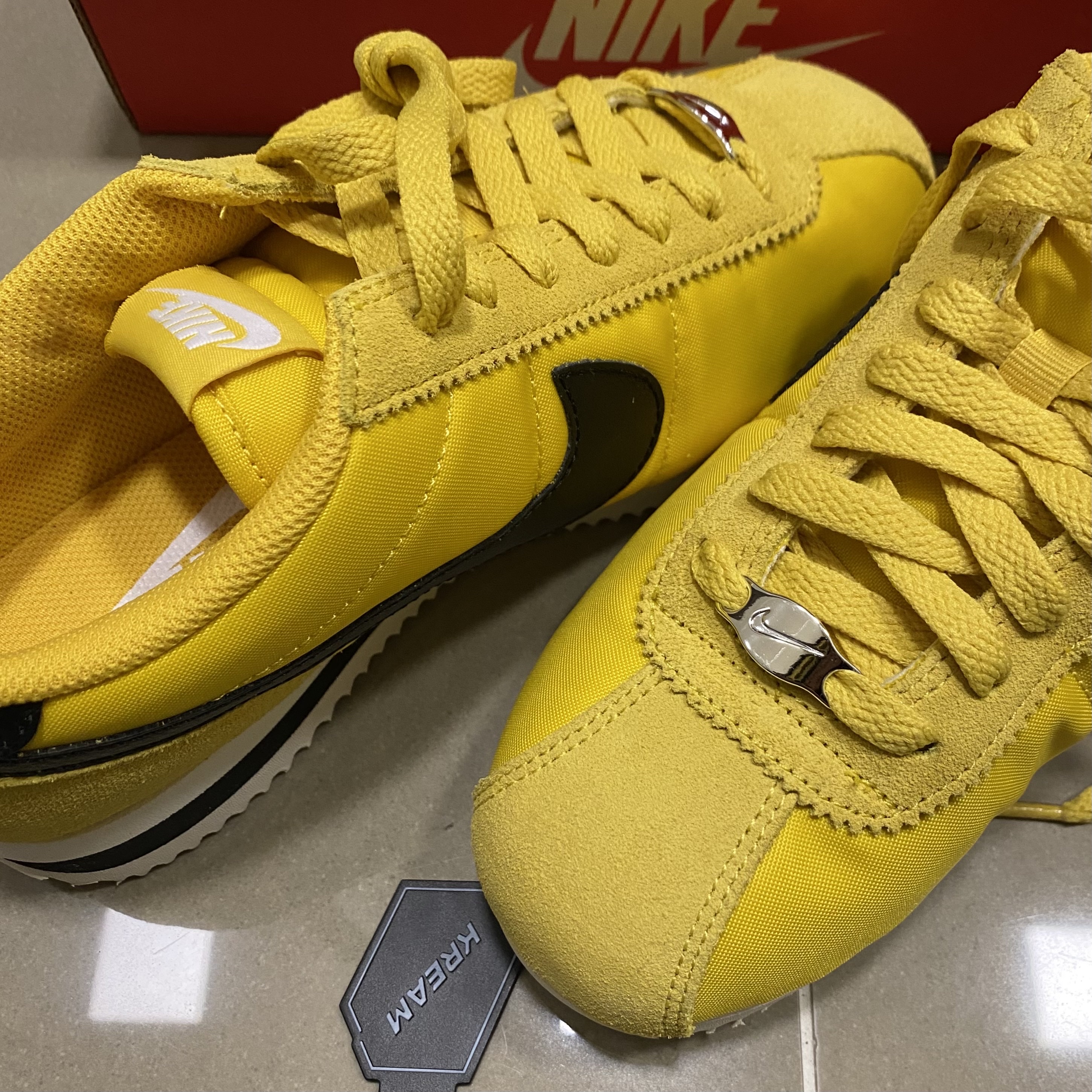 (W) Nike Cortez Vivid Sulfur 착용 스타일