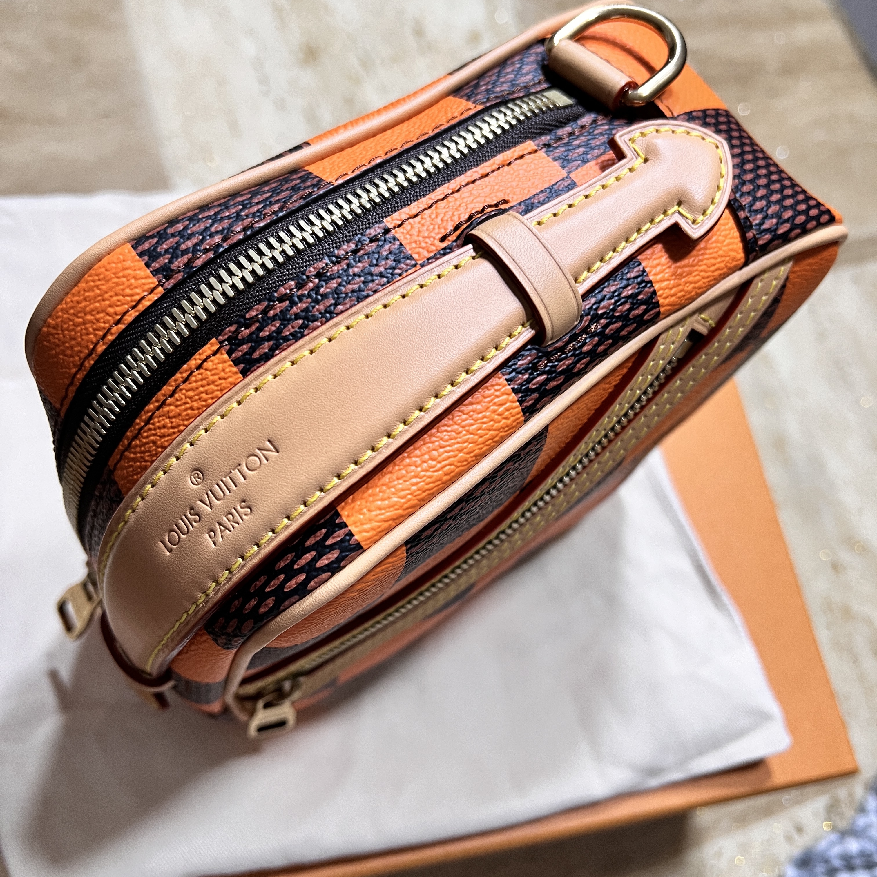 Louis Vuitton Chess Messenger Orange 착용 스타일 - 2