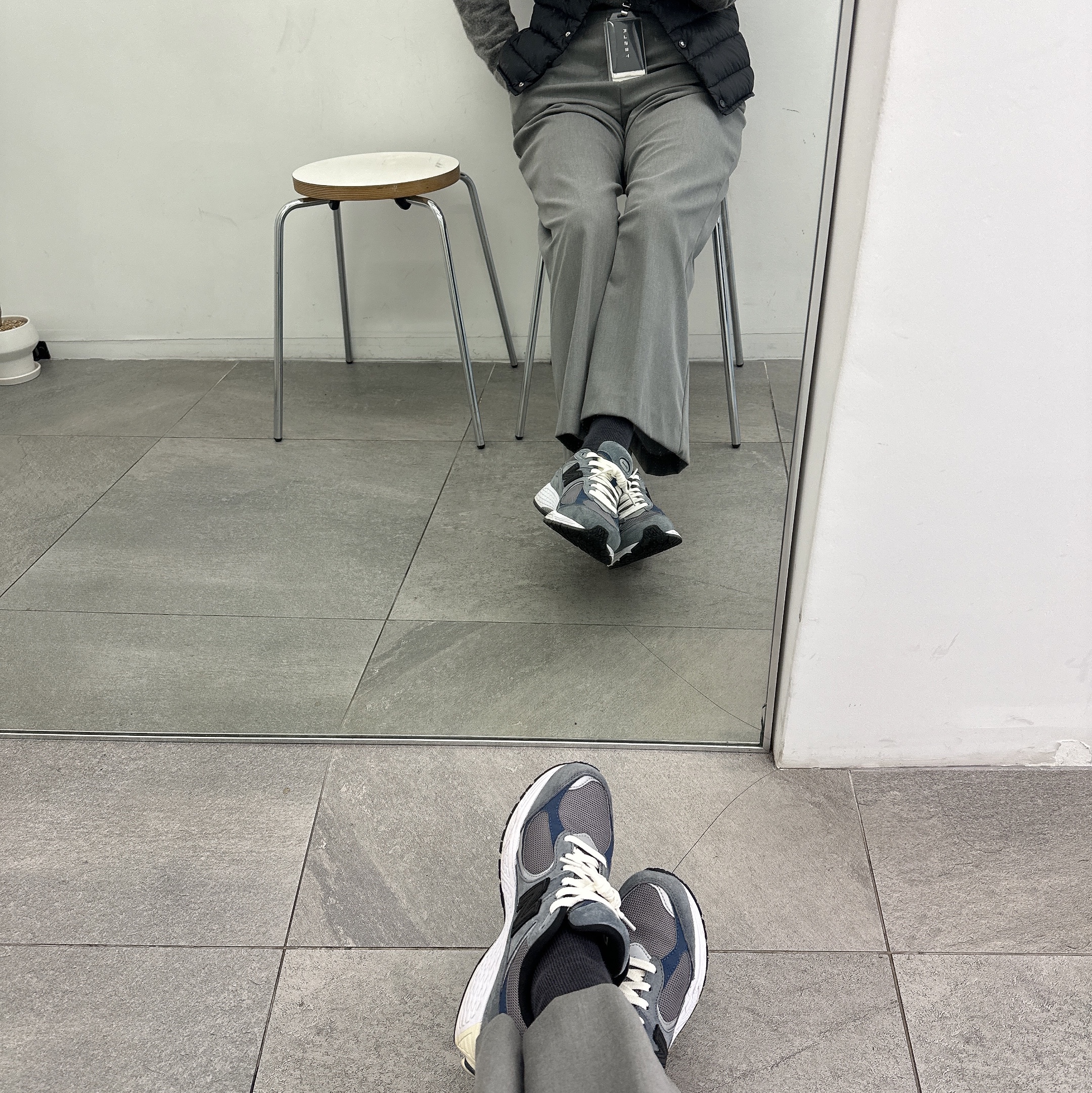 New Balance x JJJJound 2002R Storm Blue 착용 스타일 - 1