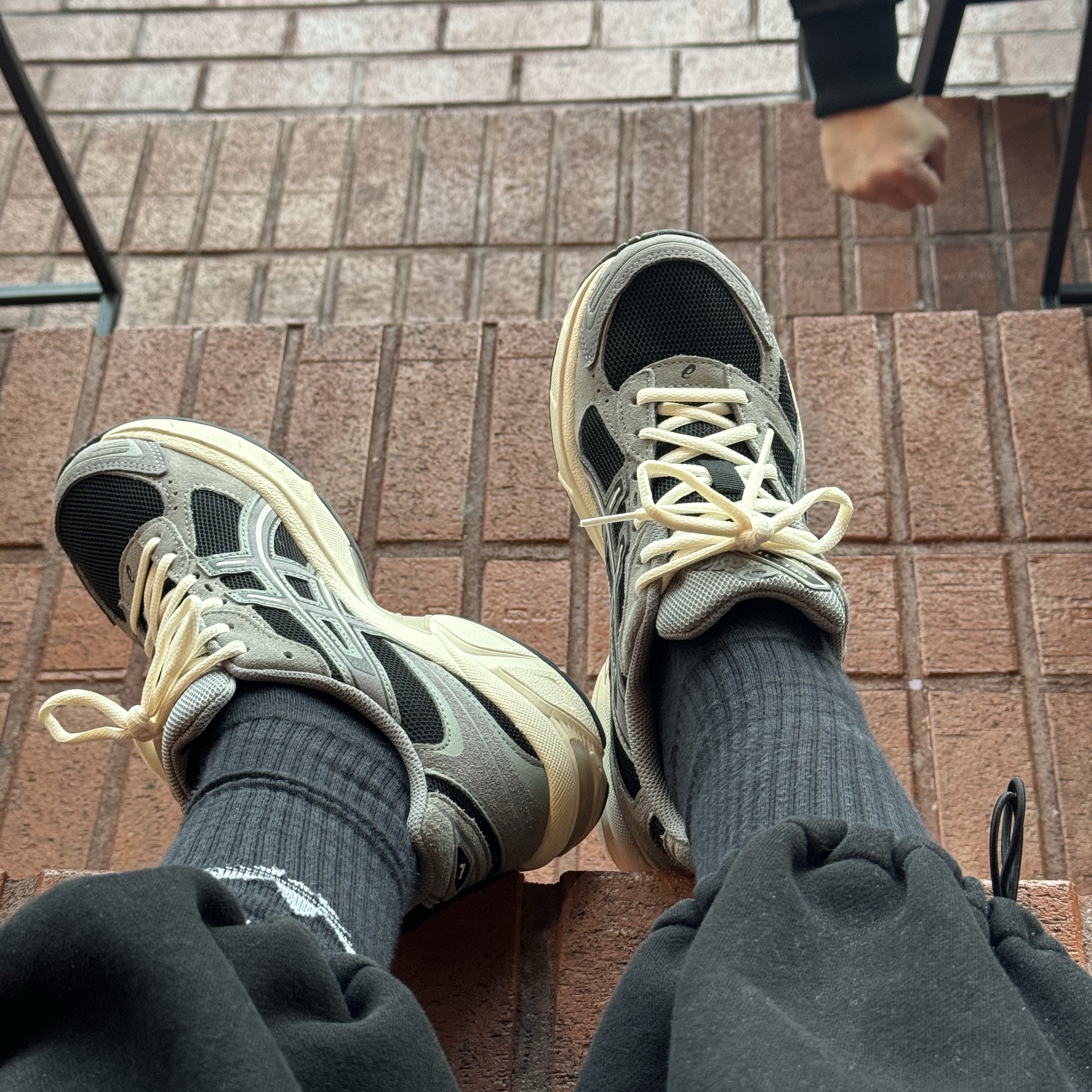 Asics Gel-1130 Black Carbon 착용 스타일