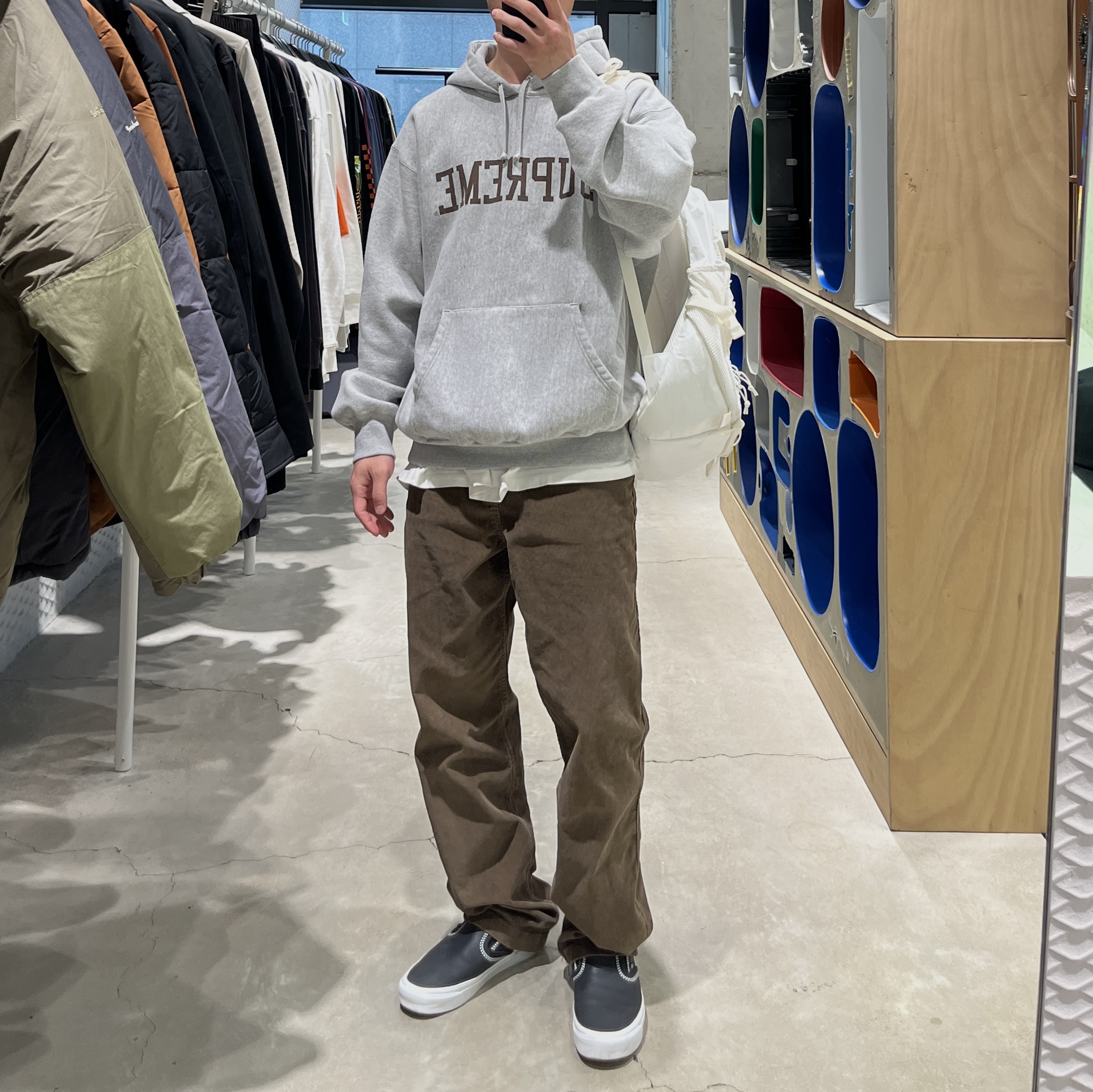 Supreme Varsity Hooded Sweatshirt Heather Grey - 23FW, Supreme Backpack White - 23FW 착용 스타일