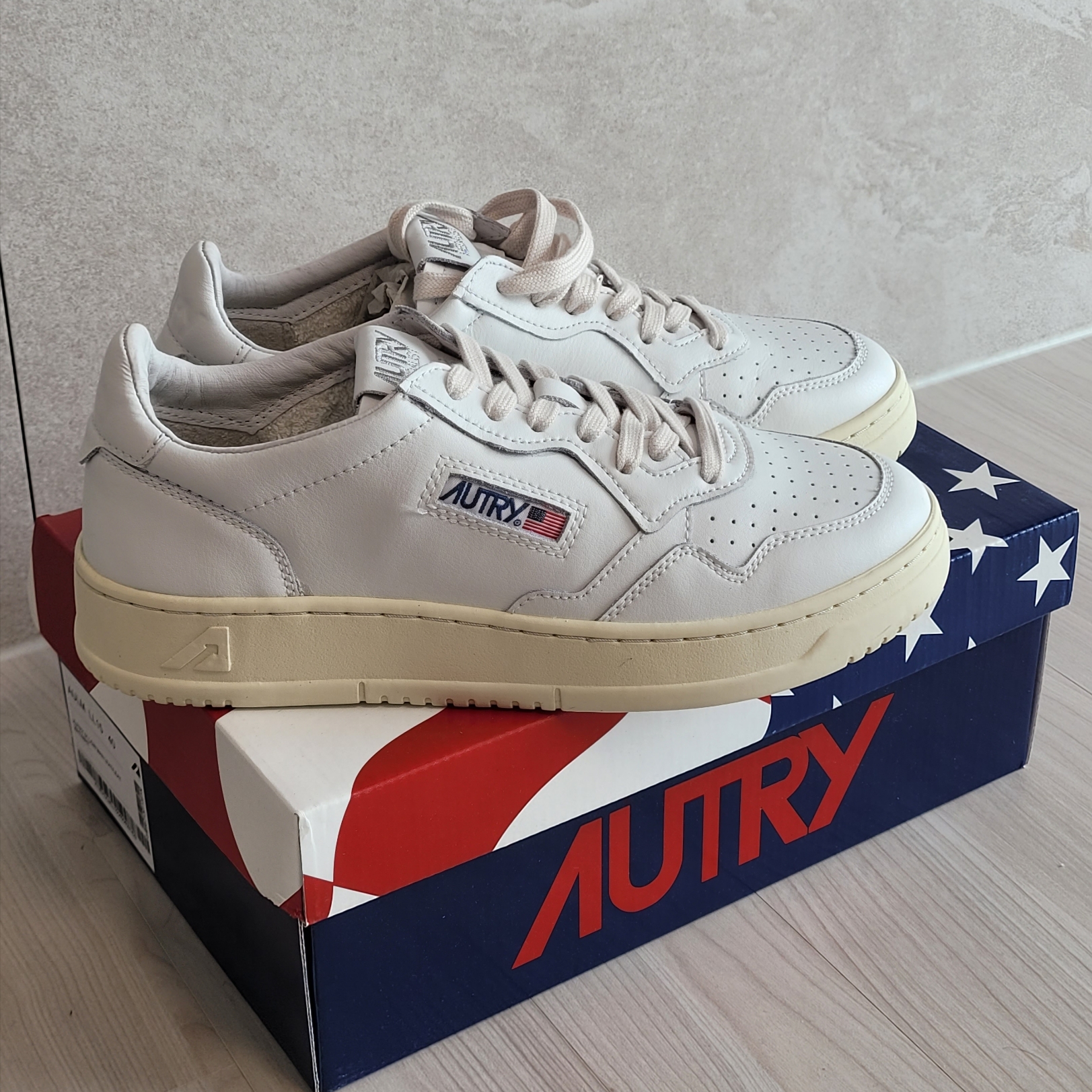 Autry Medalist Low Leather Sneakers White 착용 스타일