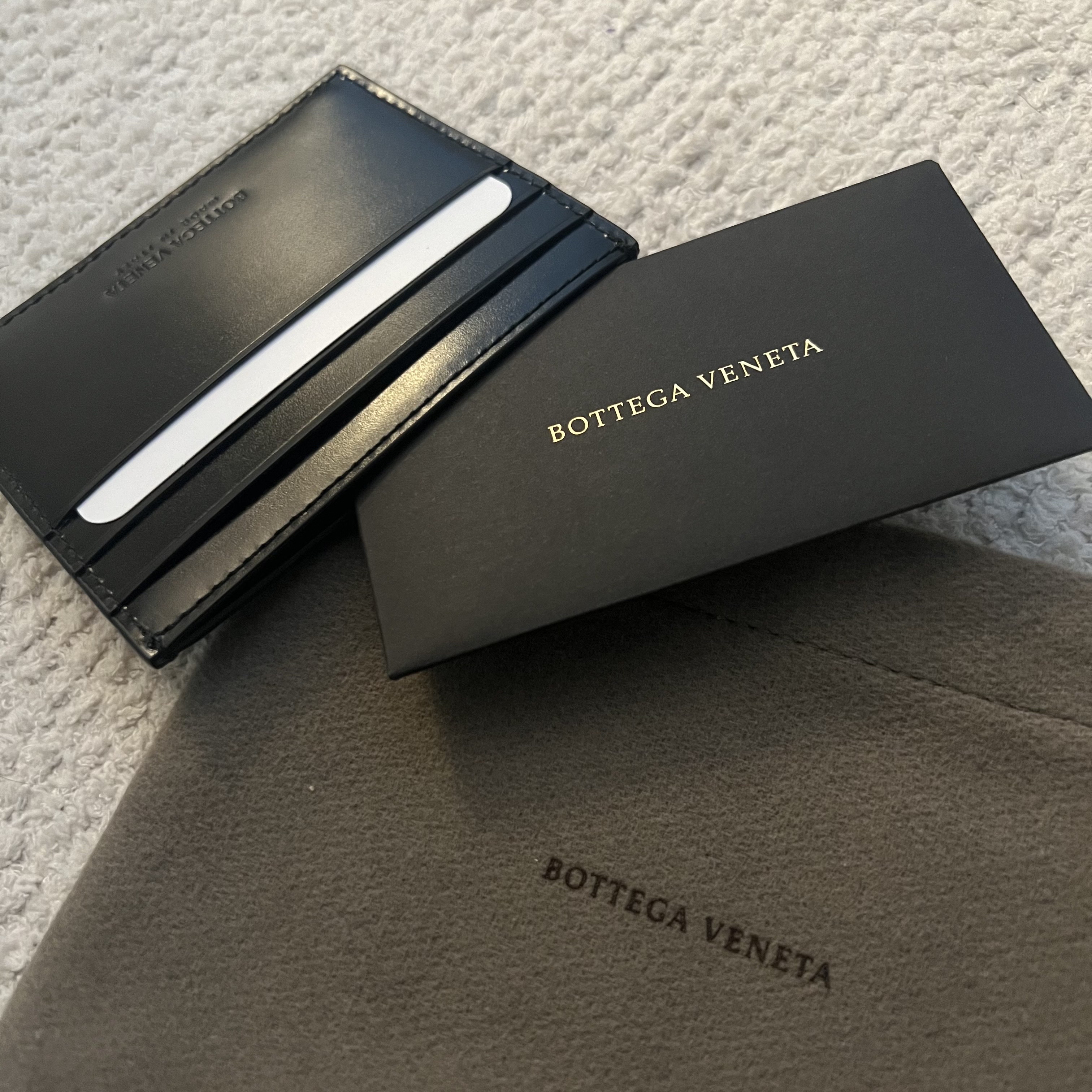 Bottega Veneta Card Case Black 착용 스타일 - 2