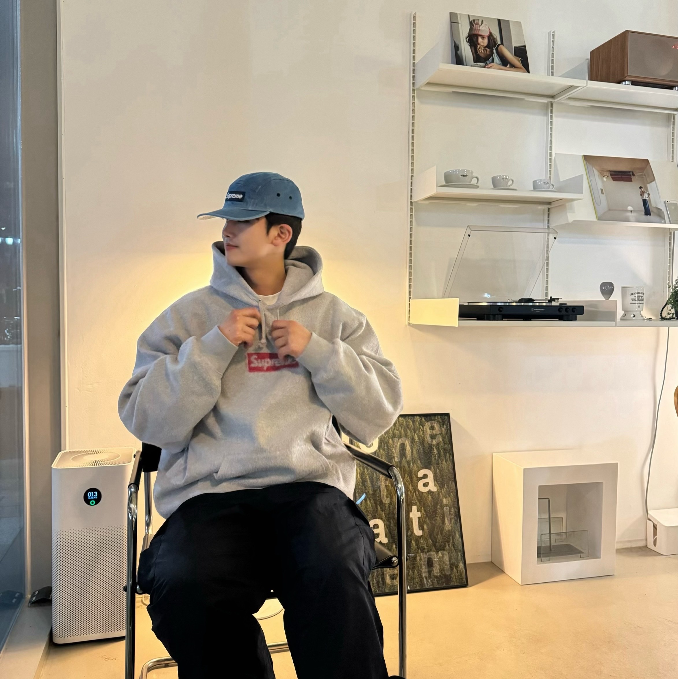 Supreme Inside Out Box Logo Hooded Sweatshirt Heather Grey - 23SS, Supreme Washed Chino Twill Camp Cap Denim - 23FW 착용 스타일 - 1