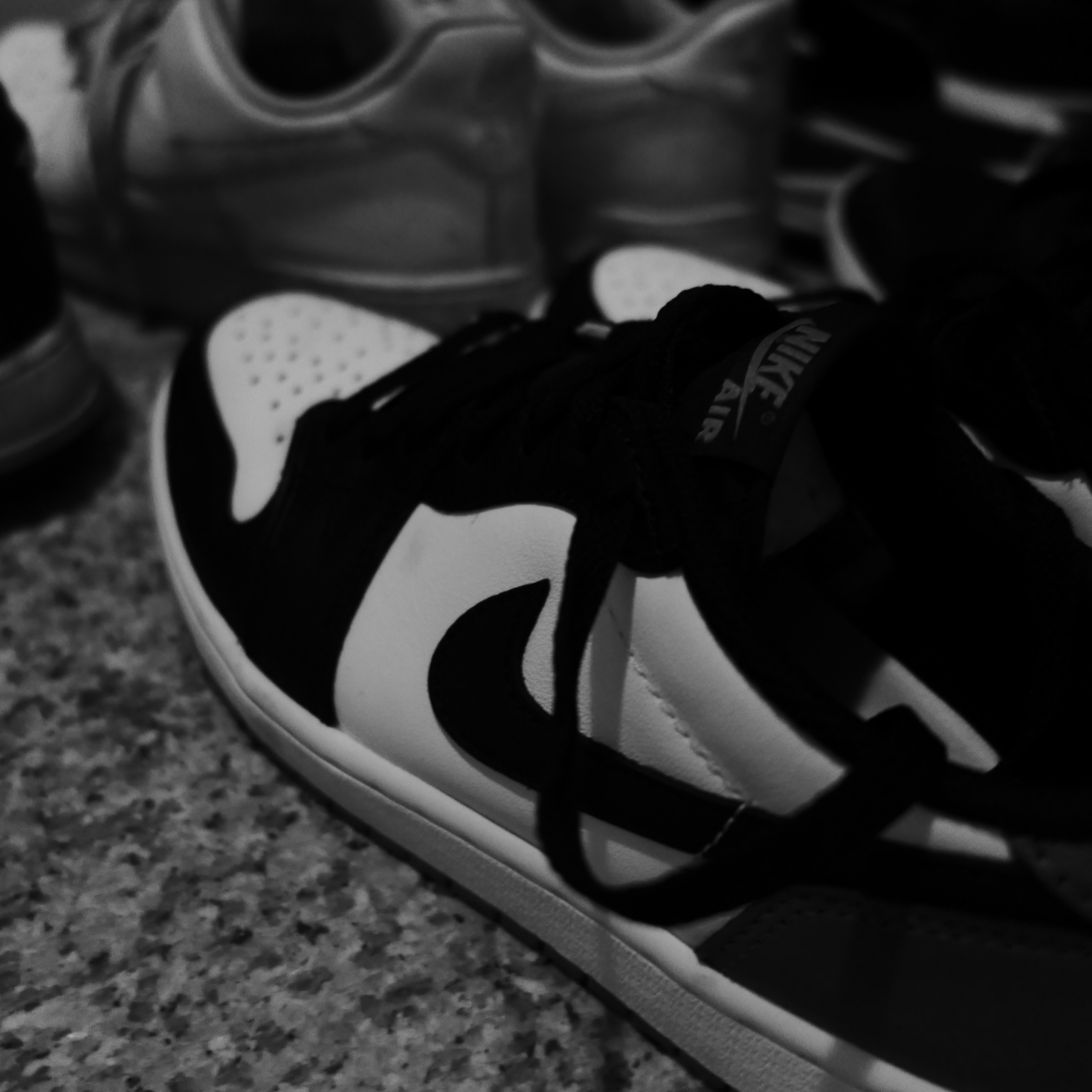 Jordan 1 Retro Low OG Black and Dark Powder Blue 착용 스타일 - 1