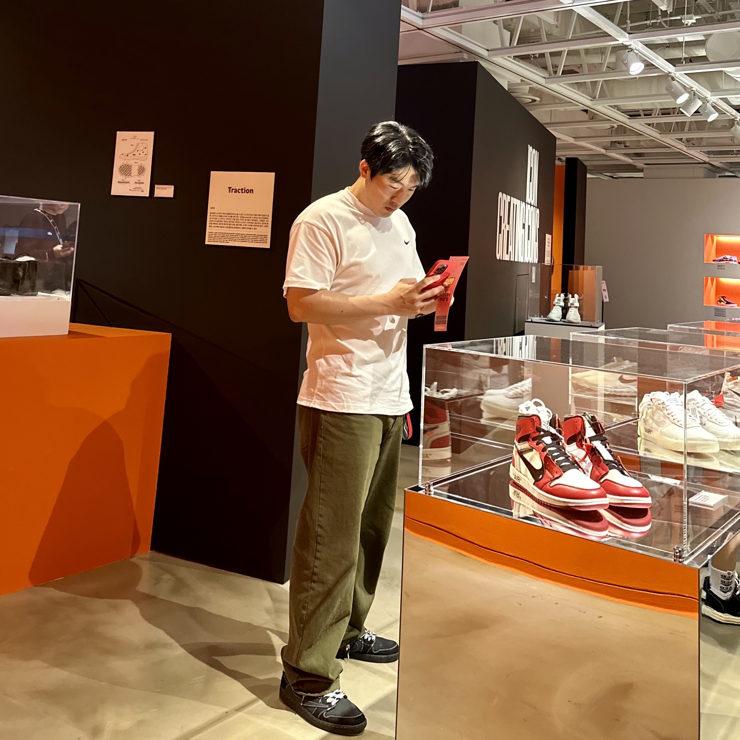 Jordan 1 x Travis Scott Retro Low OG SP Black Phantom, Jordan 1 x Off-White Retro High Chicago The Ten 착용 스타일
