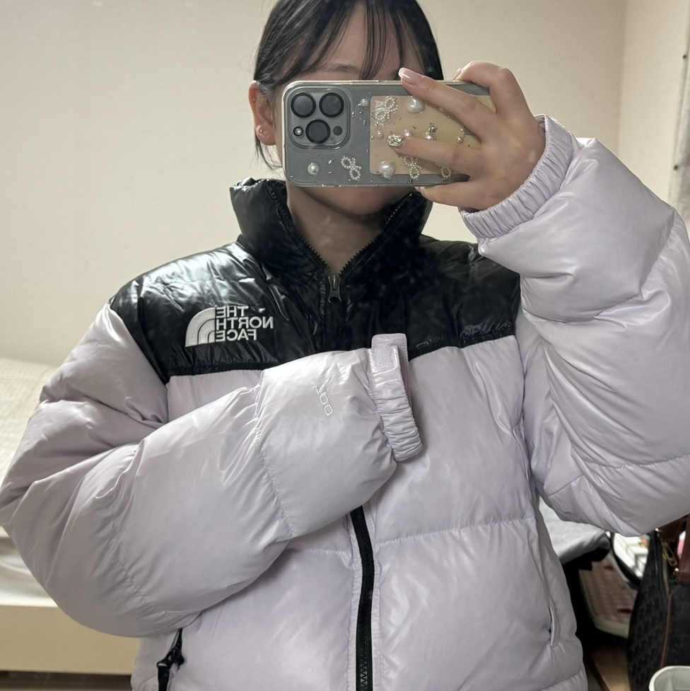 (W) The North Face Nuptse Short Jacket Lavender Fog 착용 스타일 - 1
