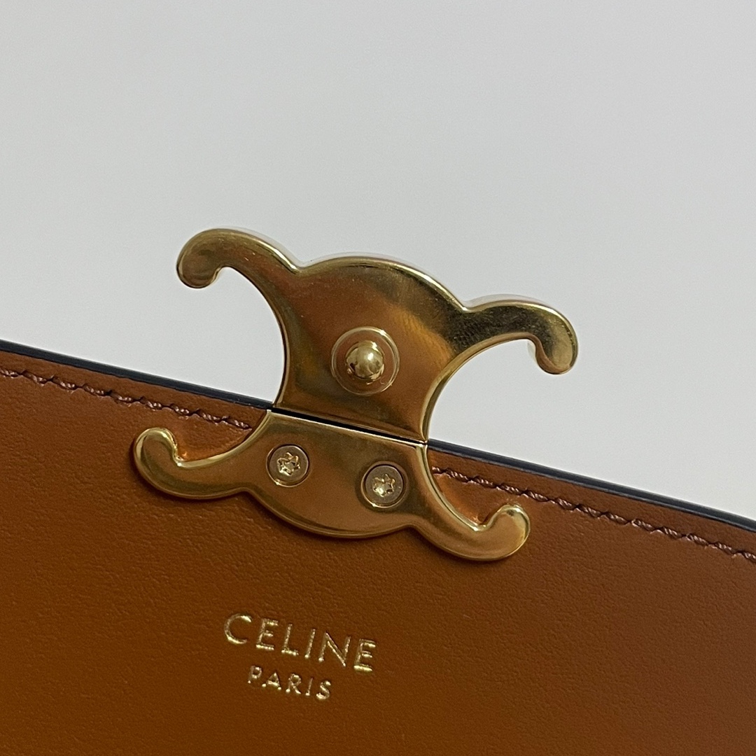 Celine Card Holder with Flap in Triomphe Canvas Tan 착용 스타일 - 2