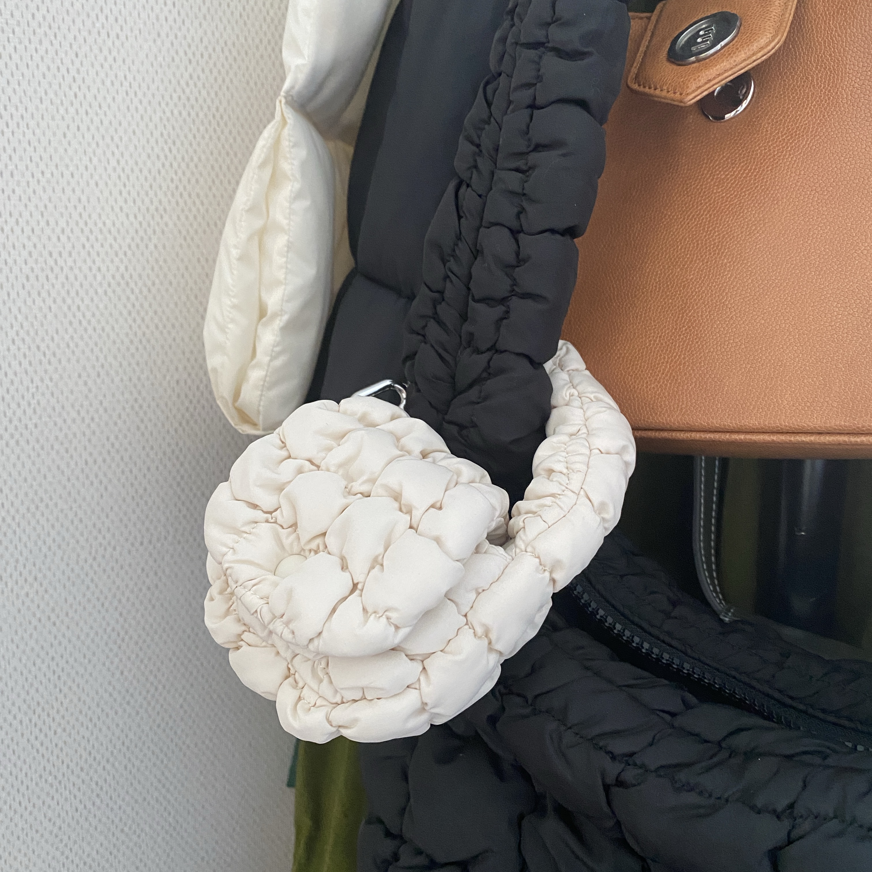COS Quilted Nano Bag Beige 착용 스타일