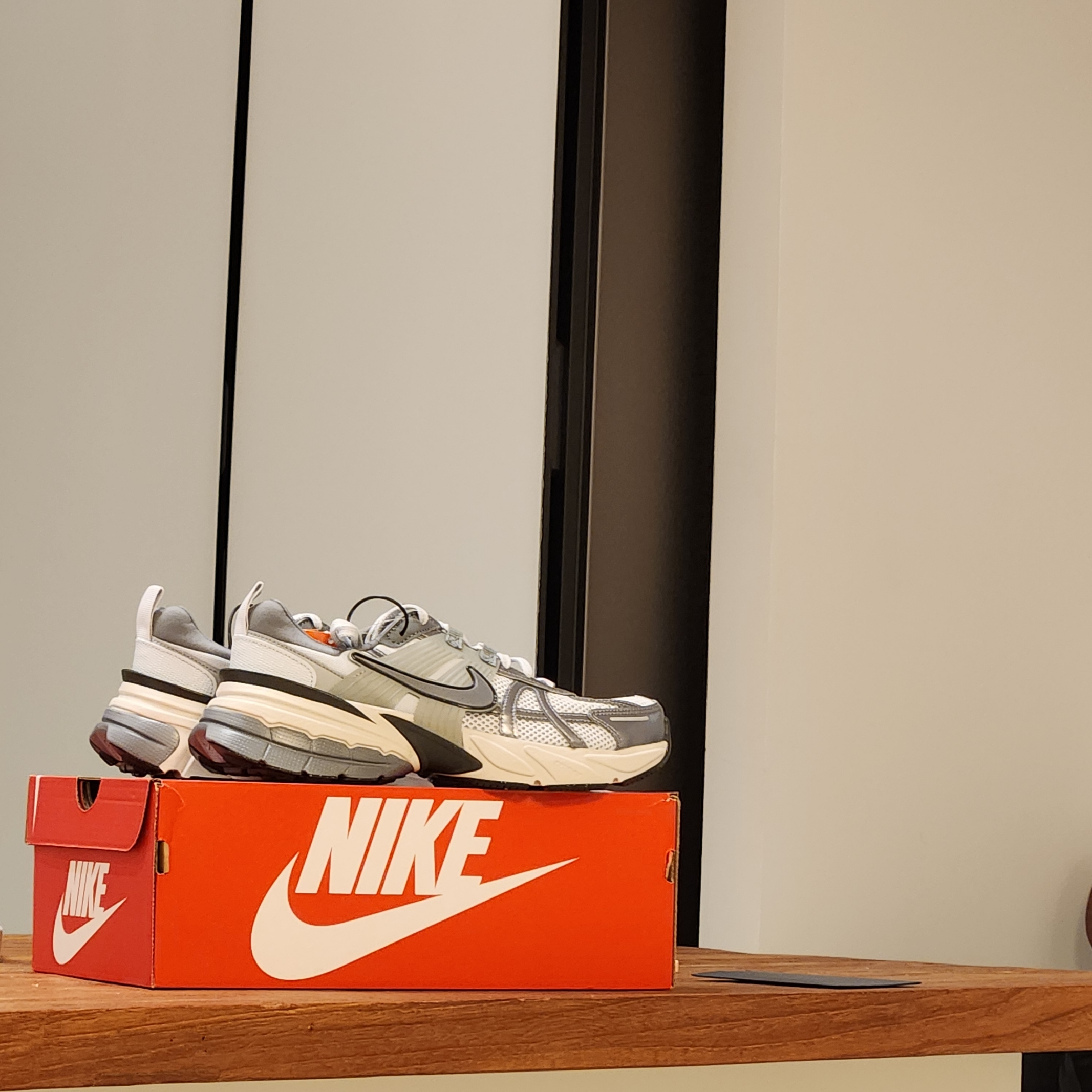 Nike V2K Run Pure Platinum Wolf Grey 착용 스타일