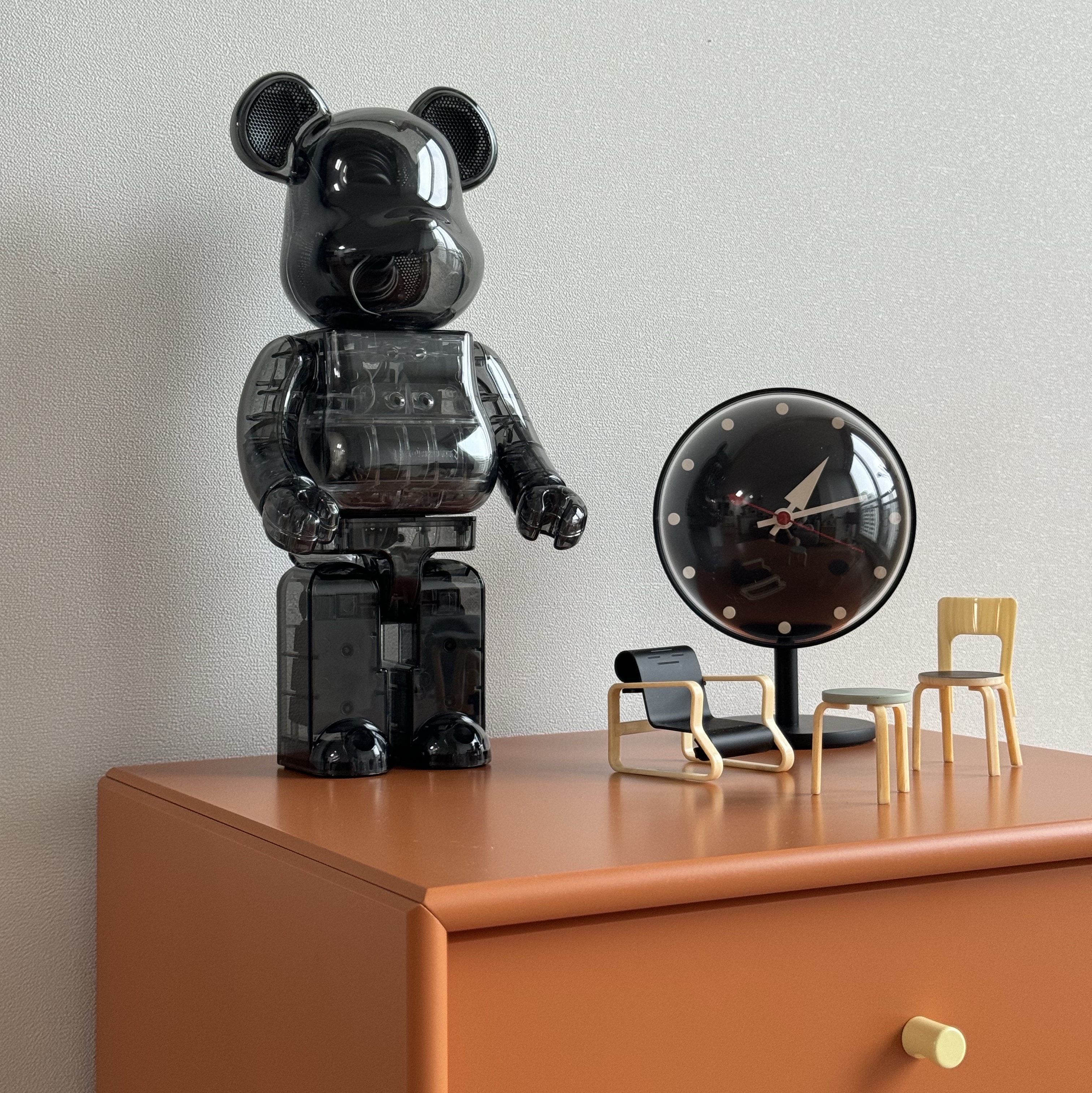 Bearbrick Audio Portable Bluetooth Speaker 400% Smoke (Korean Ver.), Bearbrick Audio Portable Bluetooth Speaker 400% Clear (Korean Ver.) 착용 스타일 - 1