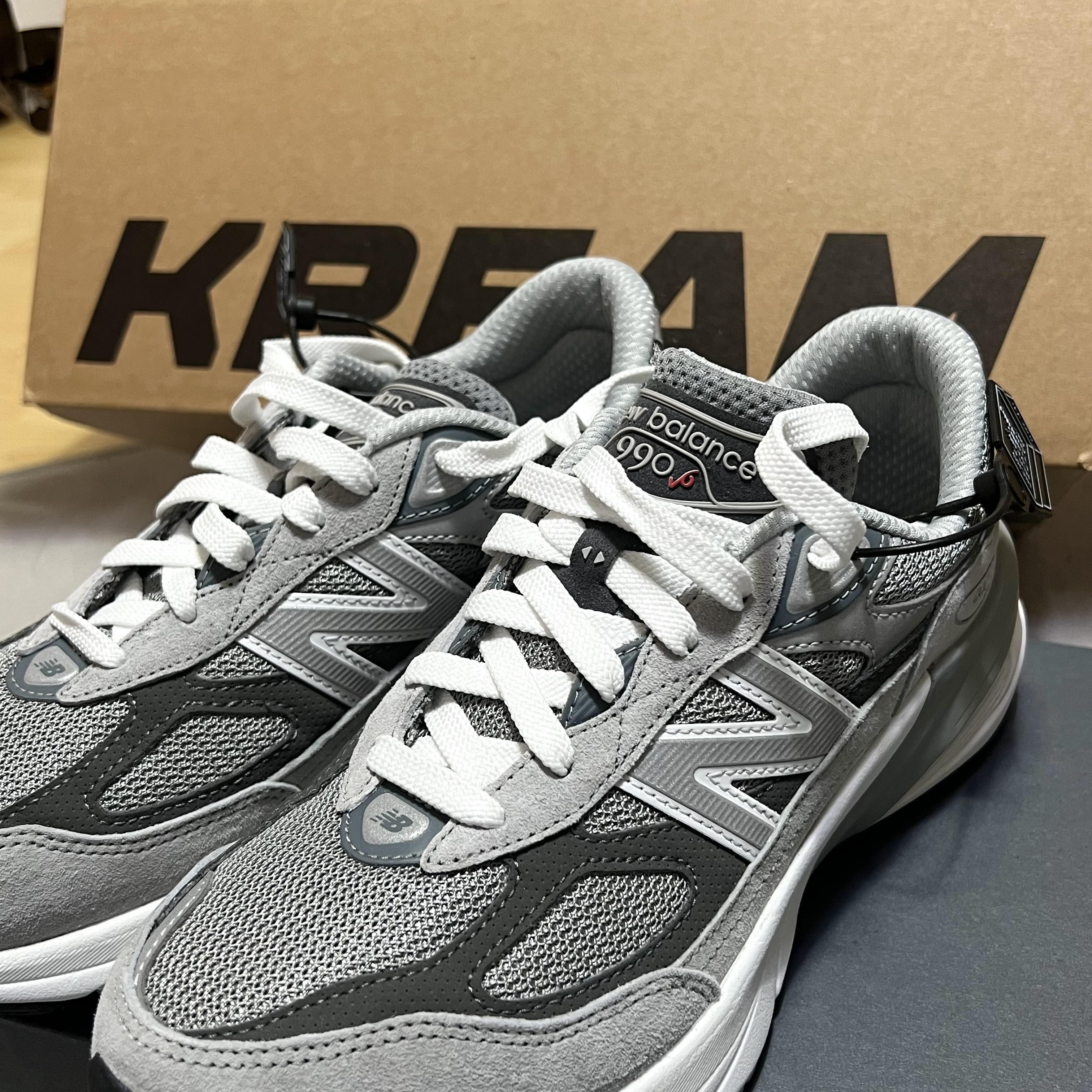 (GS) New Balance 990v6 Gray - M Medium 착용 스타일 - 2