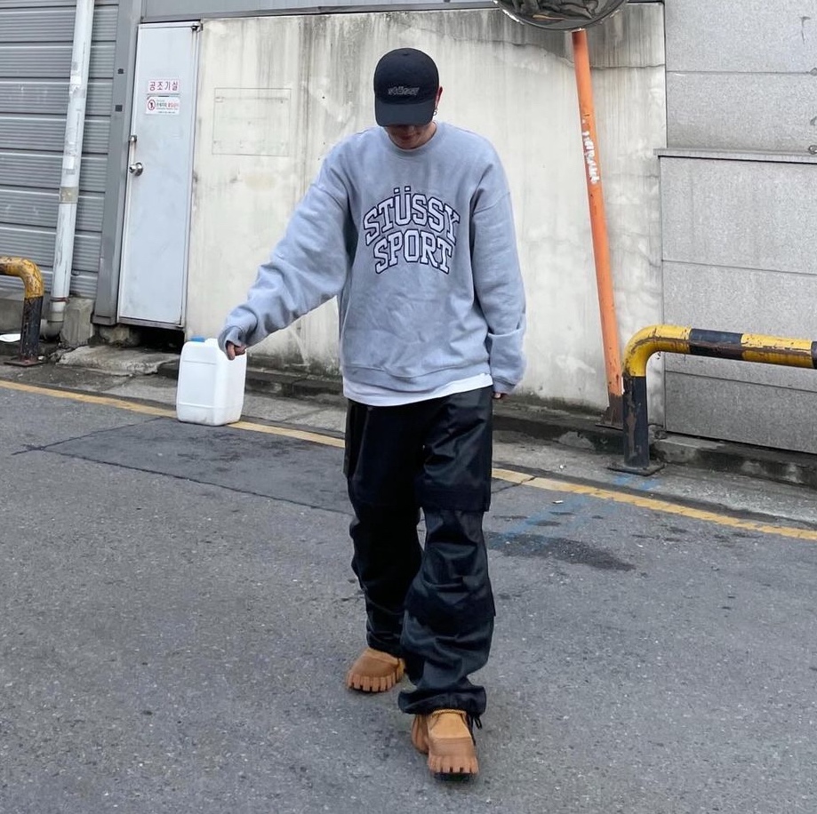 스투시 릴렉스드 오버사이즈 크루넥 그레이 헤더, 파프롬왓 파 레이어드 워크 팬츠 코티드 블랙 착용 스타일 - 1